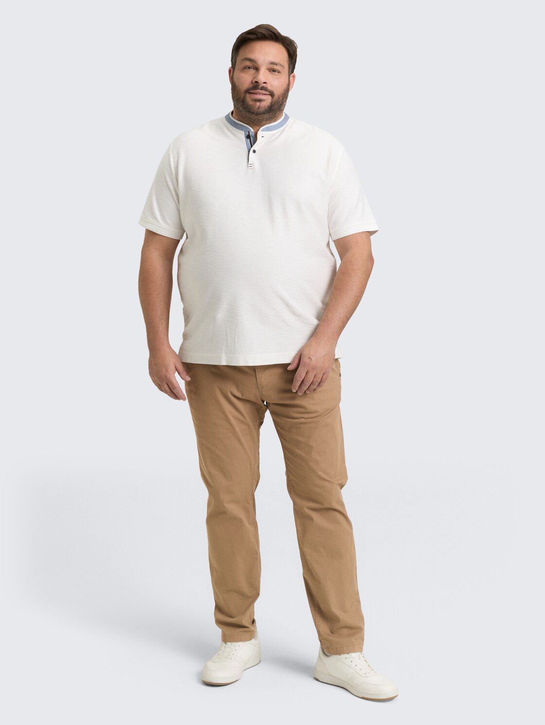 Plus Size - Tapered Chino Hose - Caribou Beige - Model-Vorderansicht