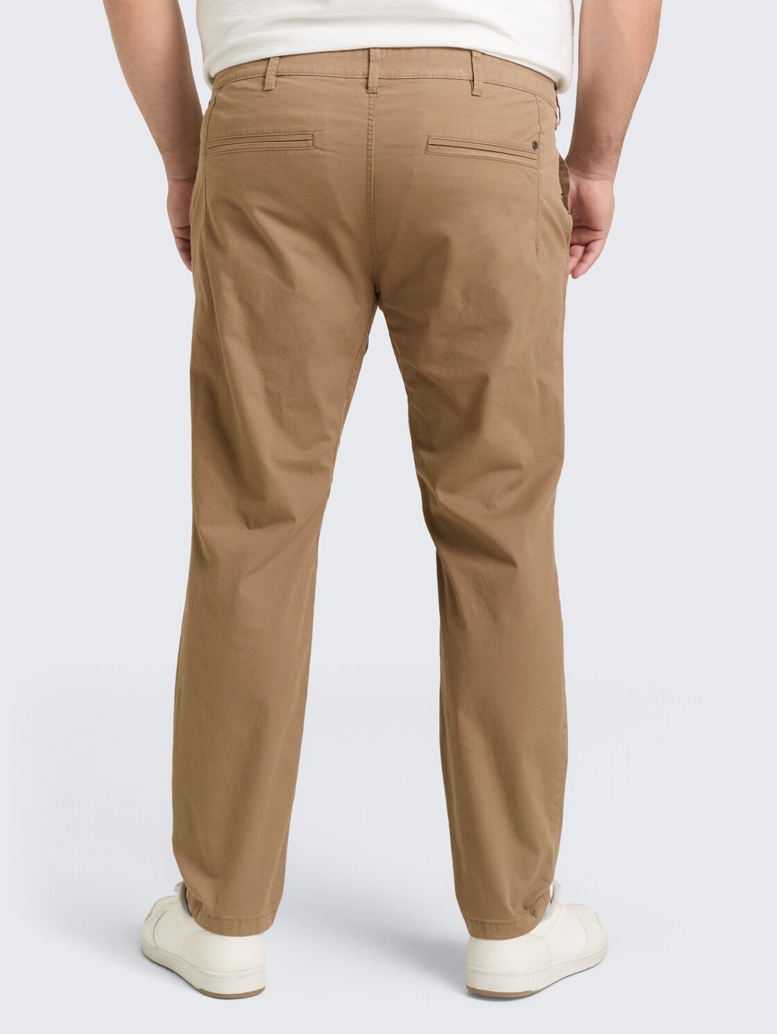 Plus Size - Tapered Chino Hose - Caribou Beige - Auschnitt Model-Rückansicht