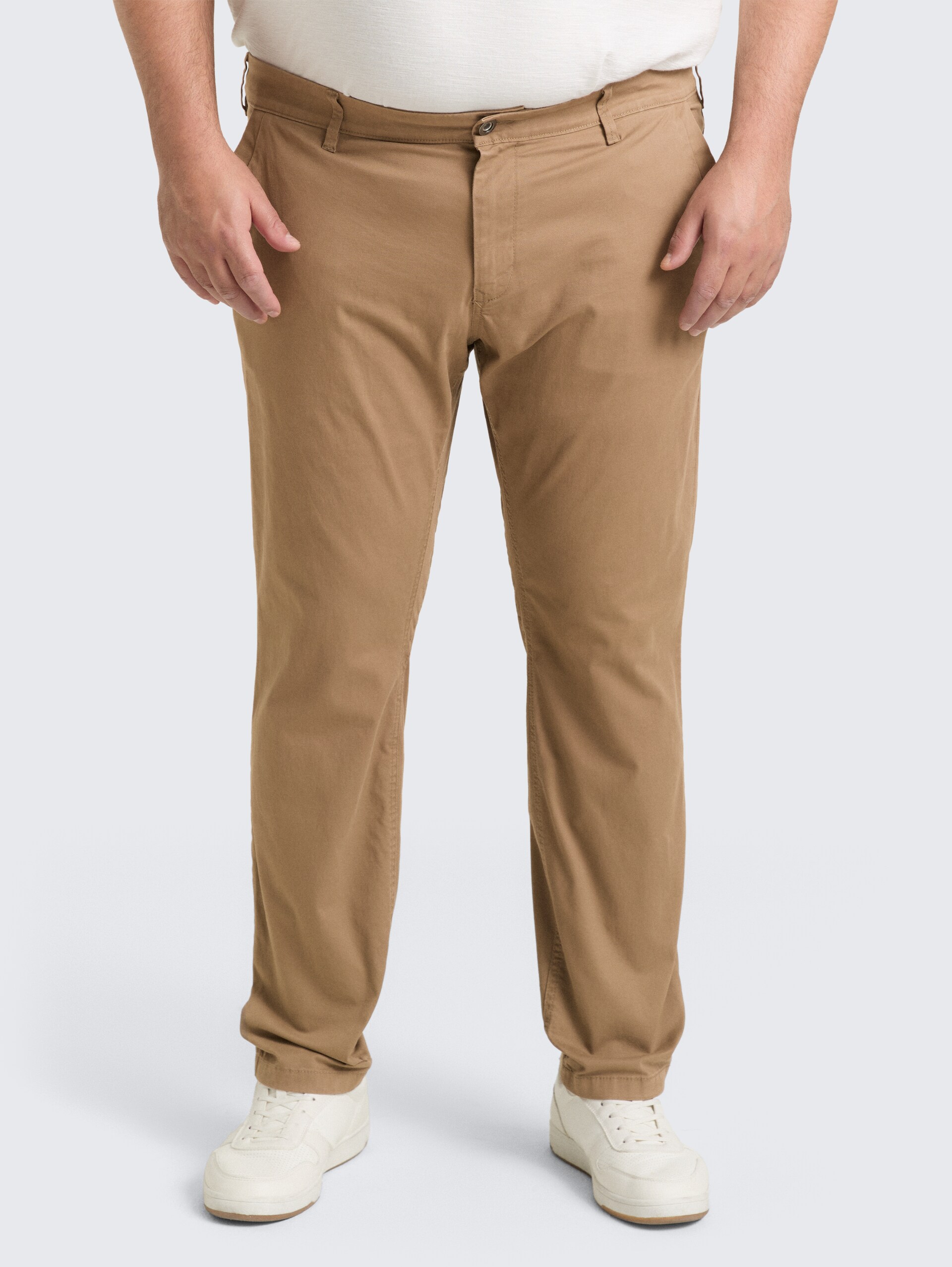 Plus Size - Tapered Chino Hose - Caribou Beige - Ausschnitt Model-Vorderansicht