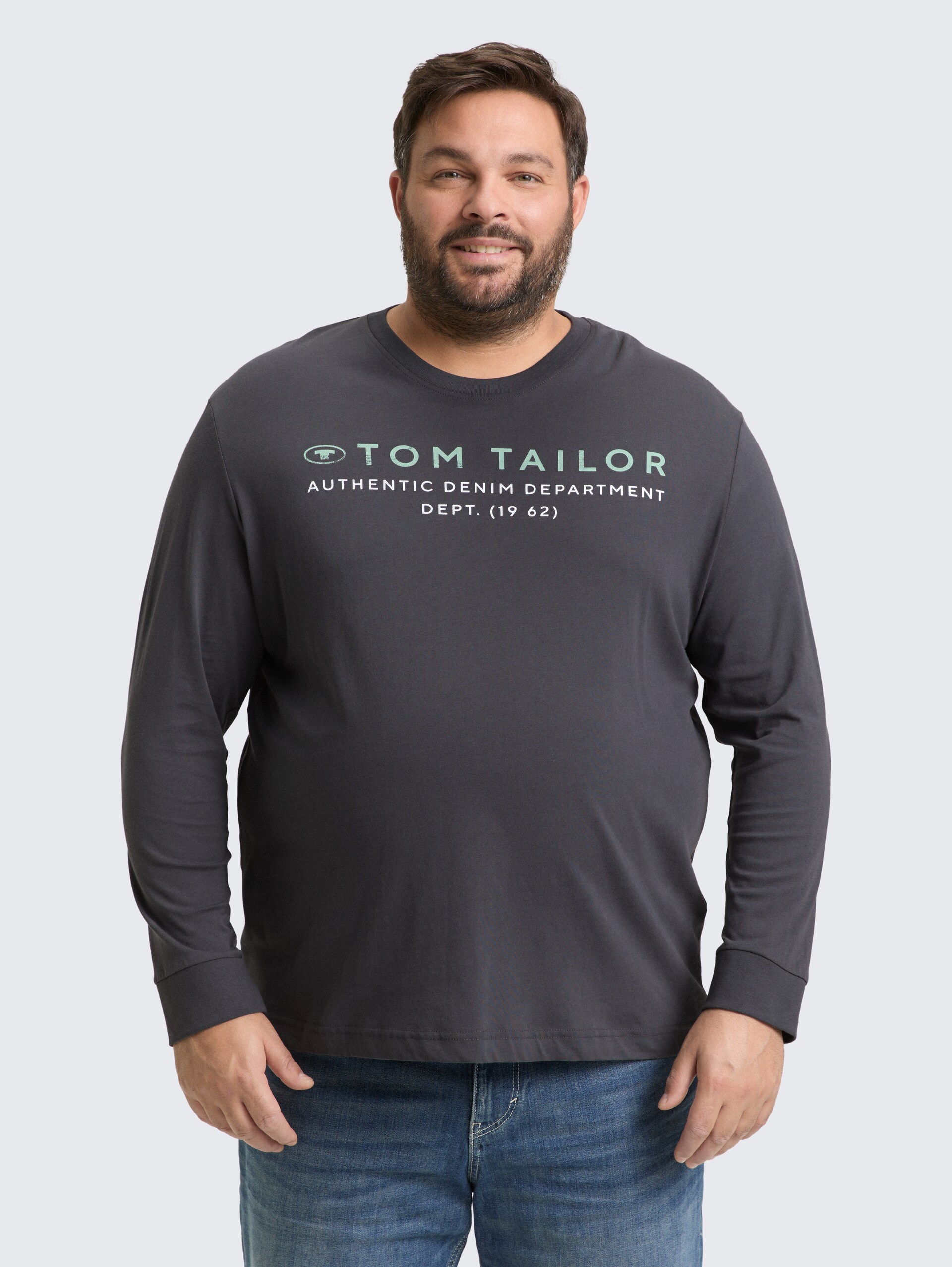 Plus Size - Langarmshirt mit Logo-Print - Tarmac Grey - Ausschnitt Model-Vorderansicht