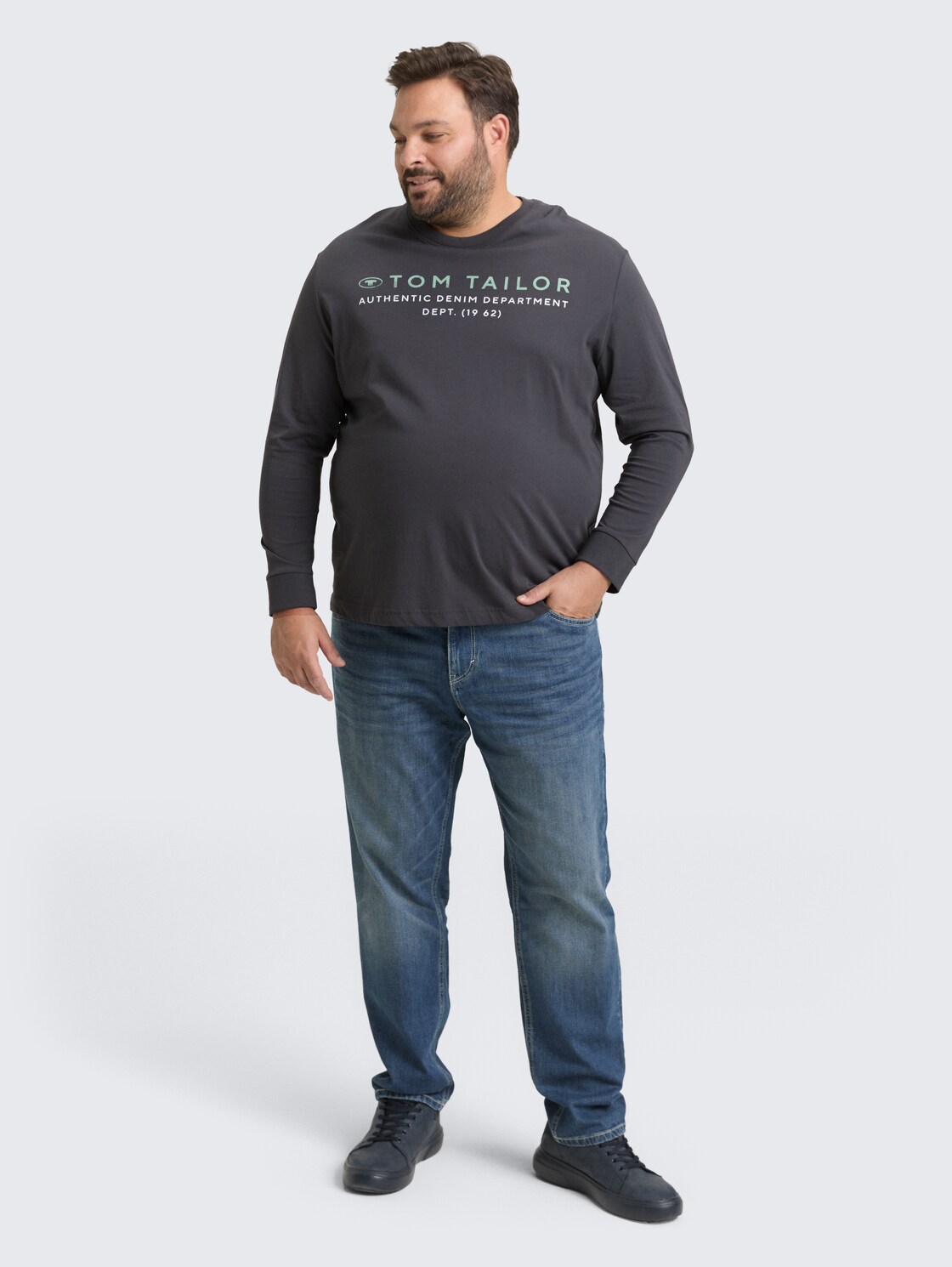 Plus Size - Langarmshirt mit Logo-Print - Tarmac Grey - Model-Vorderansicht