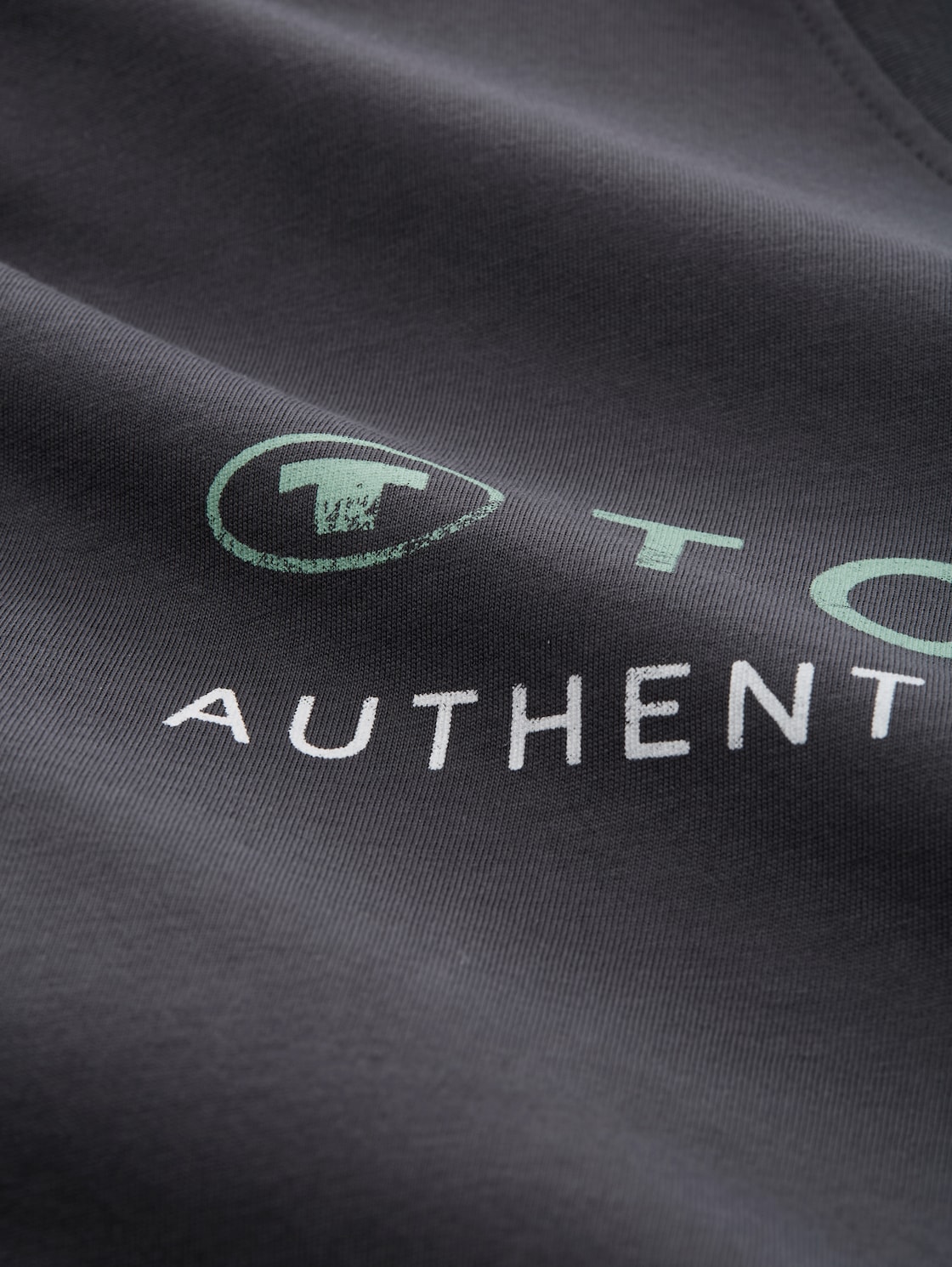 Plus Size - Langarmshirt mit Logo-Print - Tarmac Grey - Material-Ansicht