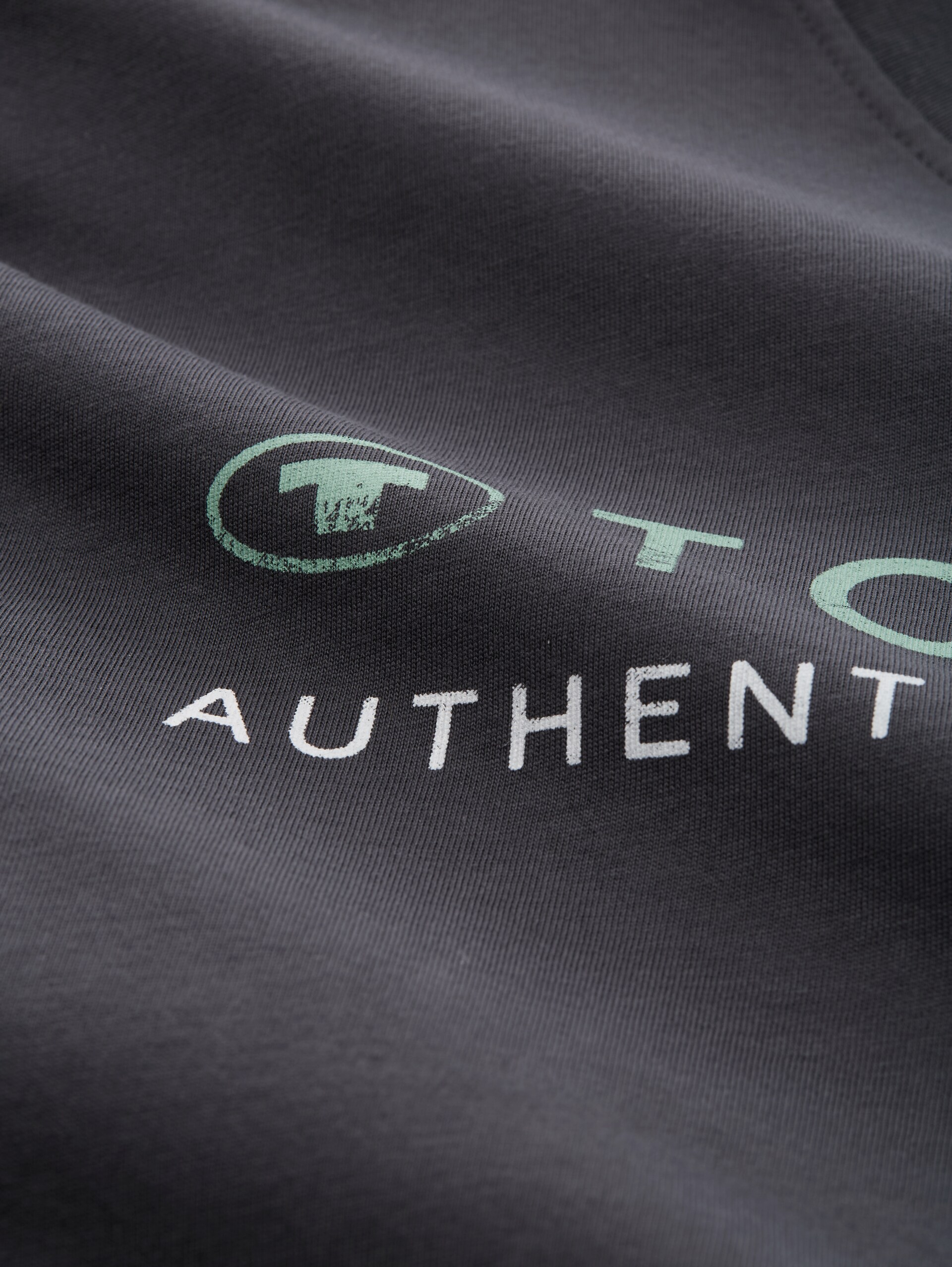 Plus Size - Langarmshirt mit Logo-Print - Tarmac Grey - Material-Ansicht