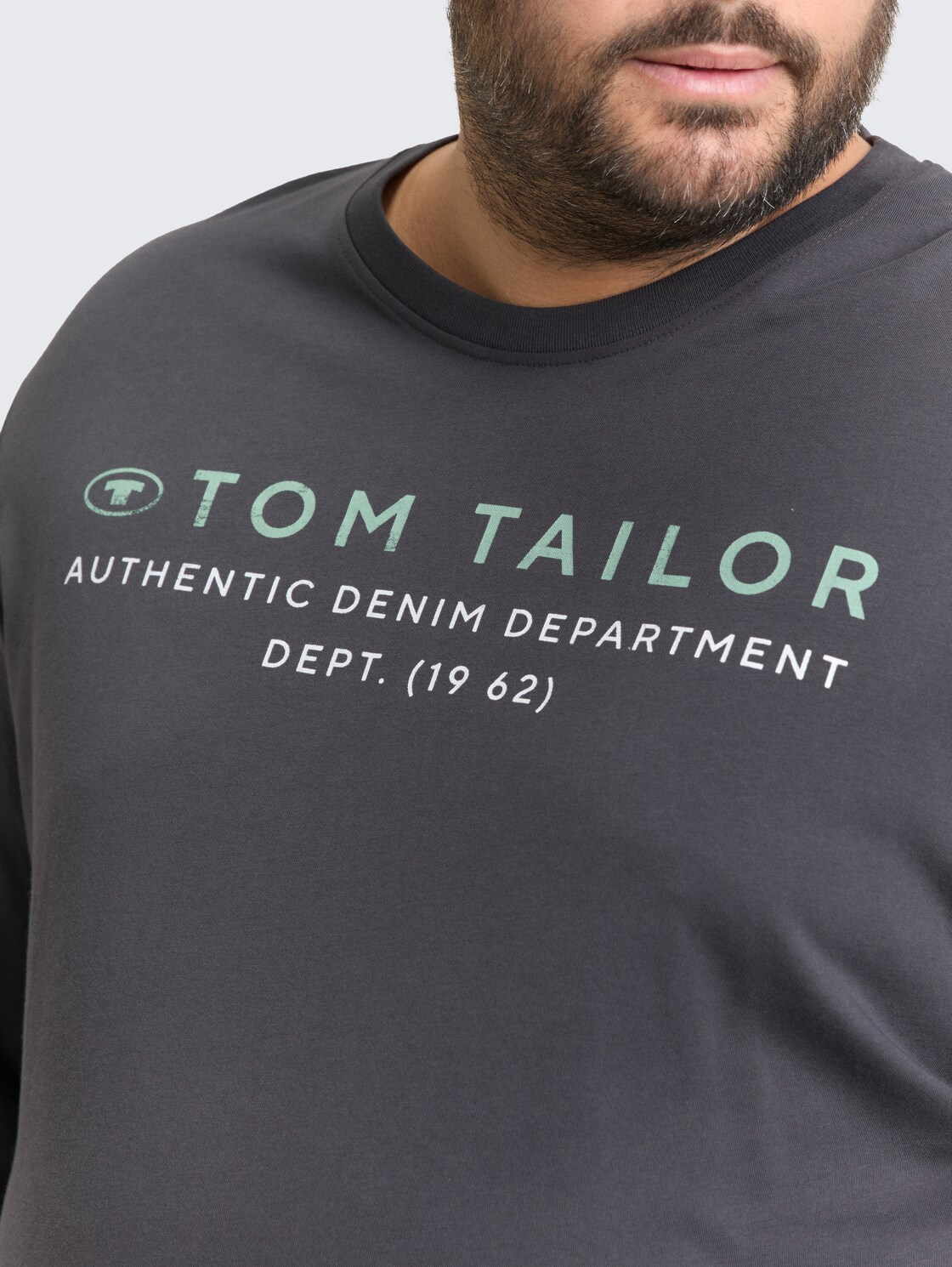 Plus Size - Langarmshirt mit Logo-Print - Tarmac Grey - Detail-Model-Ansicht