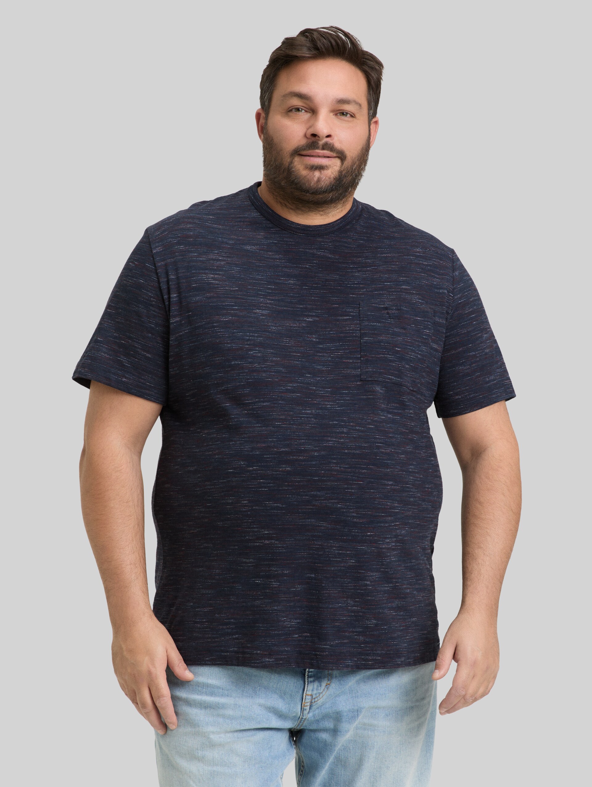 Plus Size - T-Shirt in Melange-Optik mit Brusttasche - navy red multi inject - Ausschnitt Model-Vorderansicht