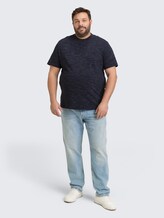 Plus Size - T-Shirt in Melange-Optik mit Brusttasche - navy red multi inject - Model-Vorderansicht