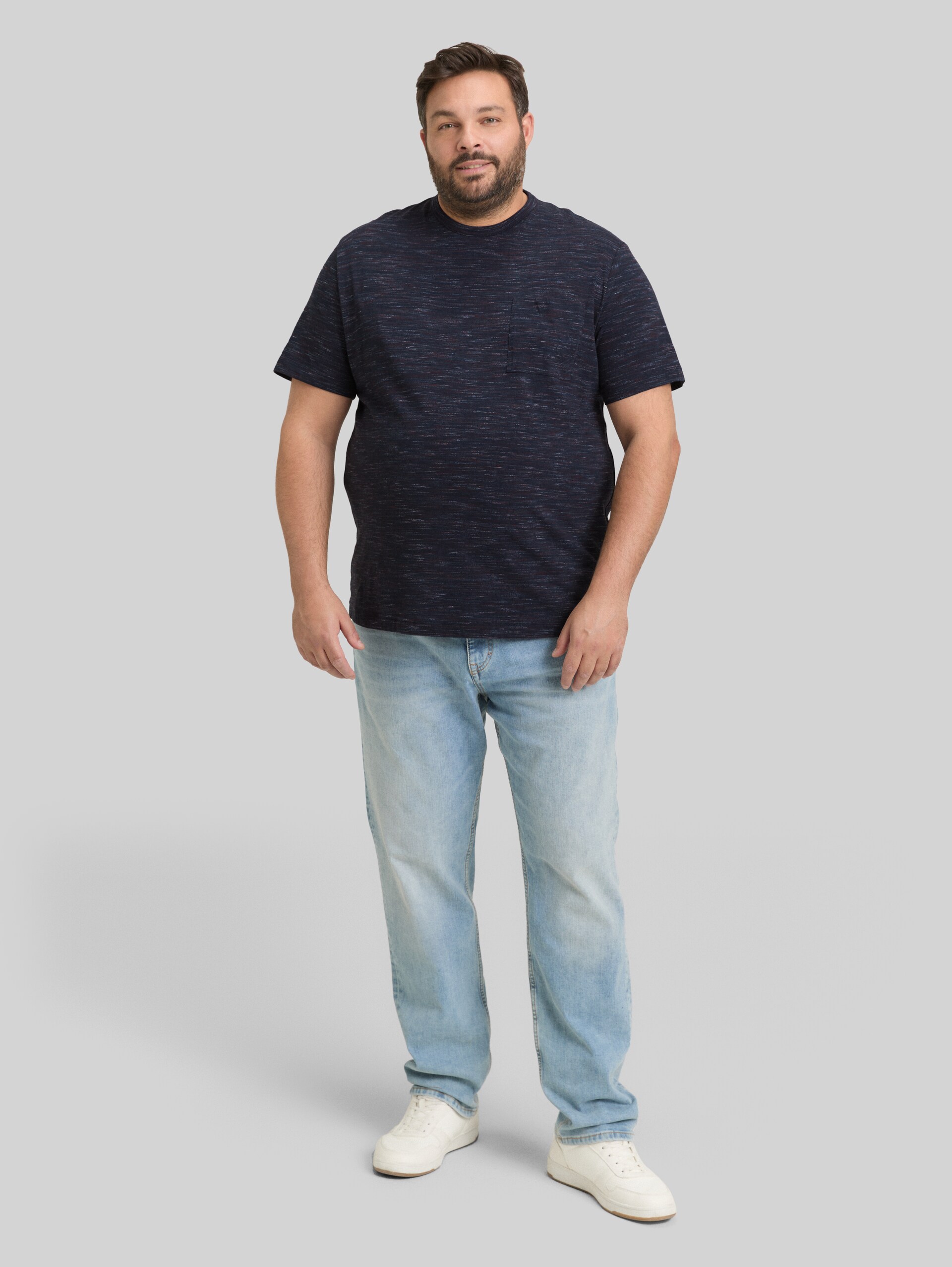 Plus Size - T-Shirt in Melange-Optik mit Brusttasche - navy red multi inject - Model-Vorderansicht