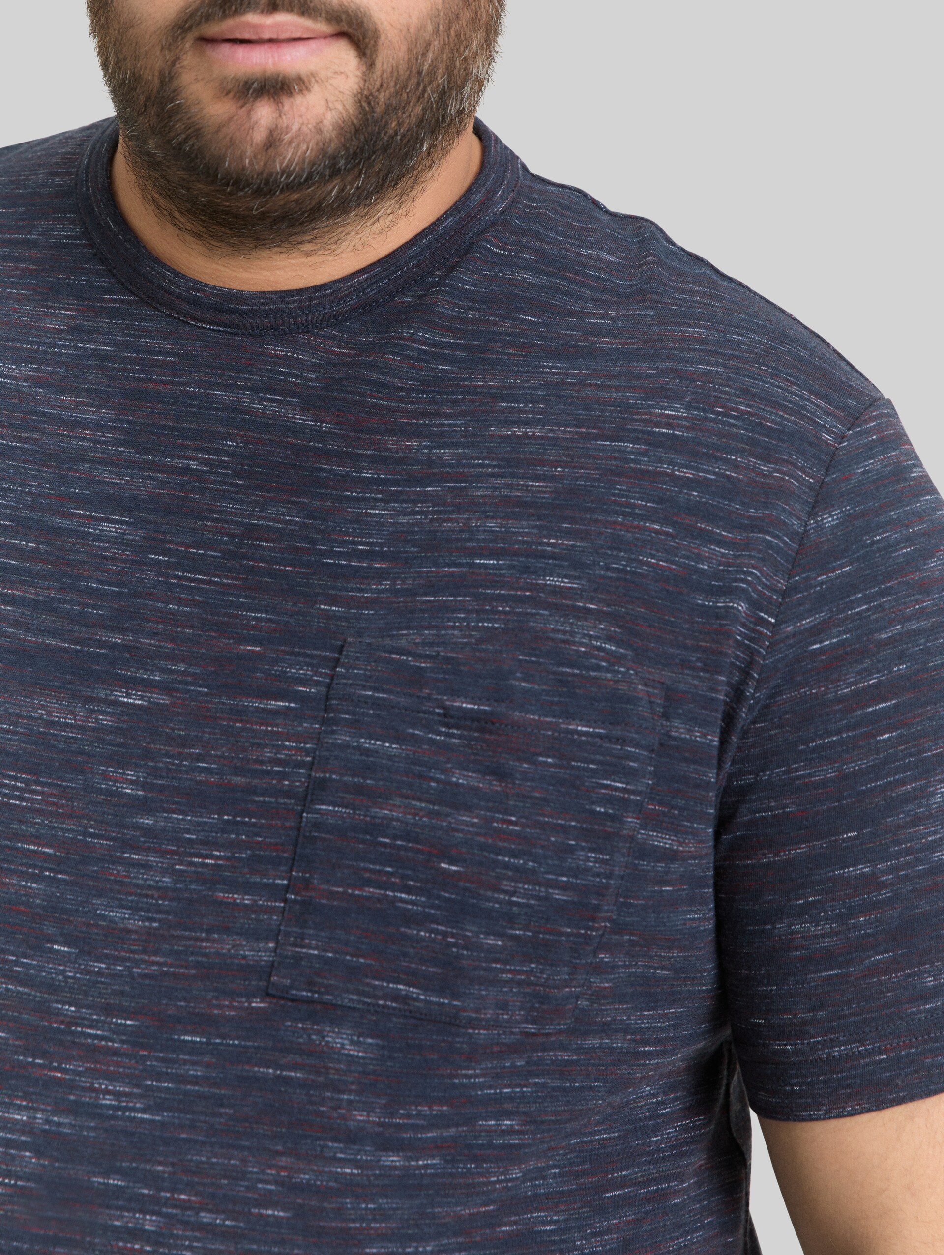 Plus Size - T-Shirt in Melange-Optik mit Brusttasche - navy red multi inject - Detail-Model-Ansicht