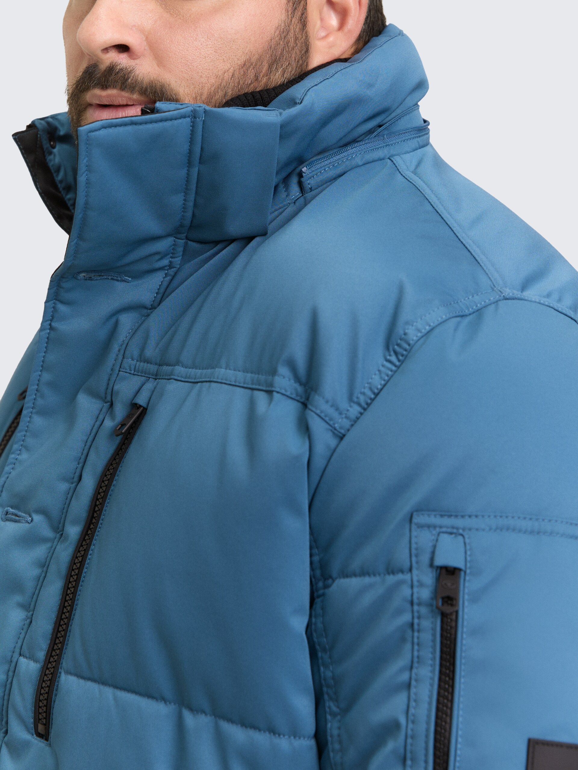Plus Size - Pufferjacke mit abnehmbarer Kapuze - real teal blue - Detail-Model-Ansicht