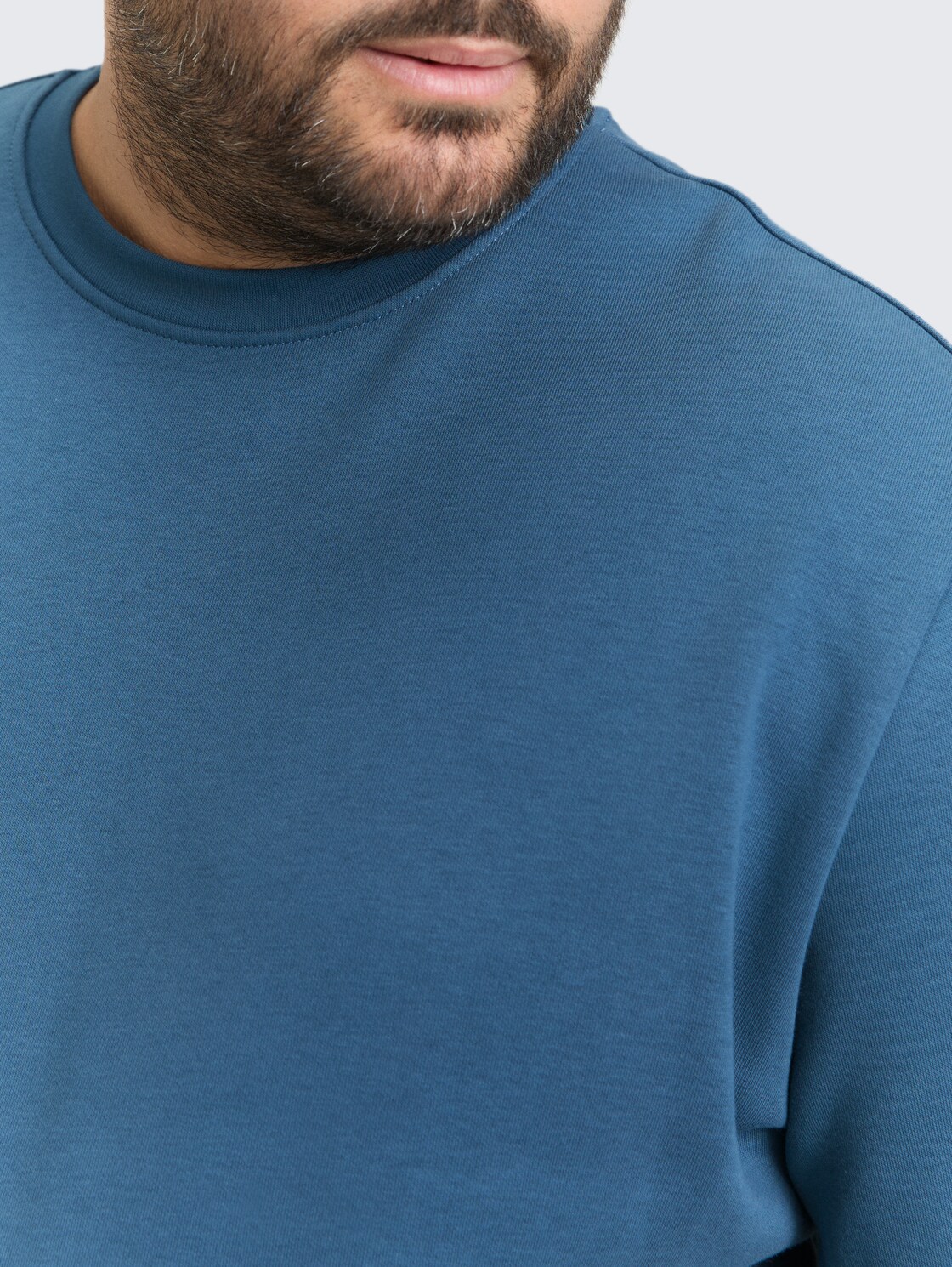 Plus Size - Basic Sweatshirt in Unifarben - real teal blue - Detail-Model-Ansicht