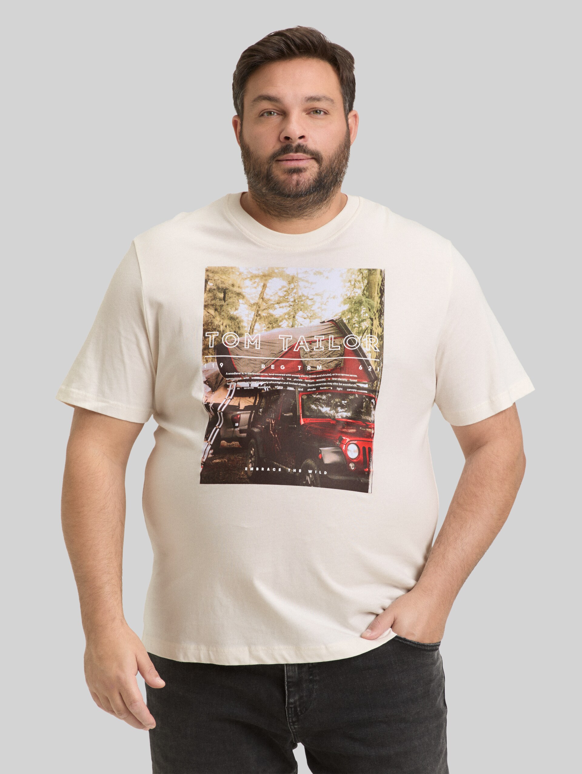 Plus Size - T-Shirt mit Fotoprint - Gardenia White - Ausschnitt Model-Vorderansicht
