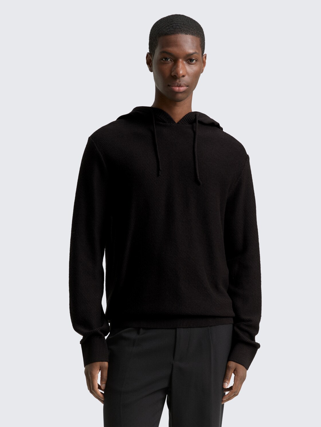 Strickpullover mit Kapuze - Black - Ausschnitt Model-Vorderansicht