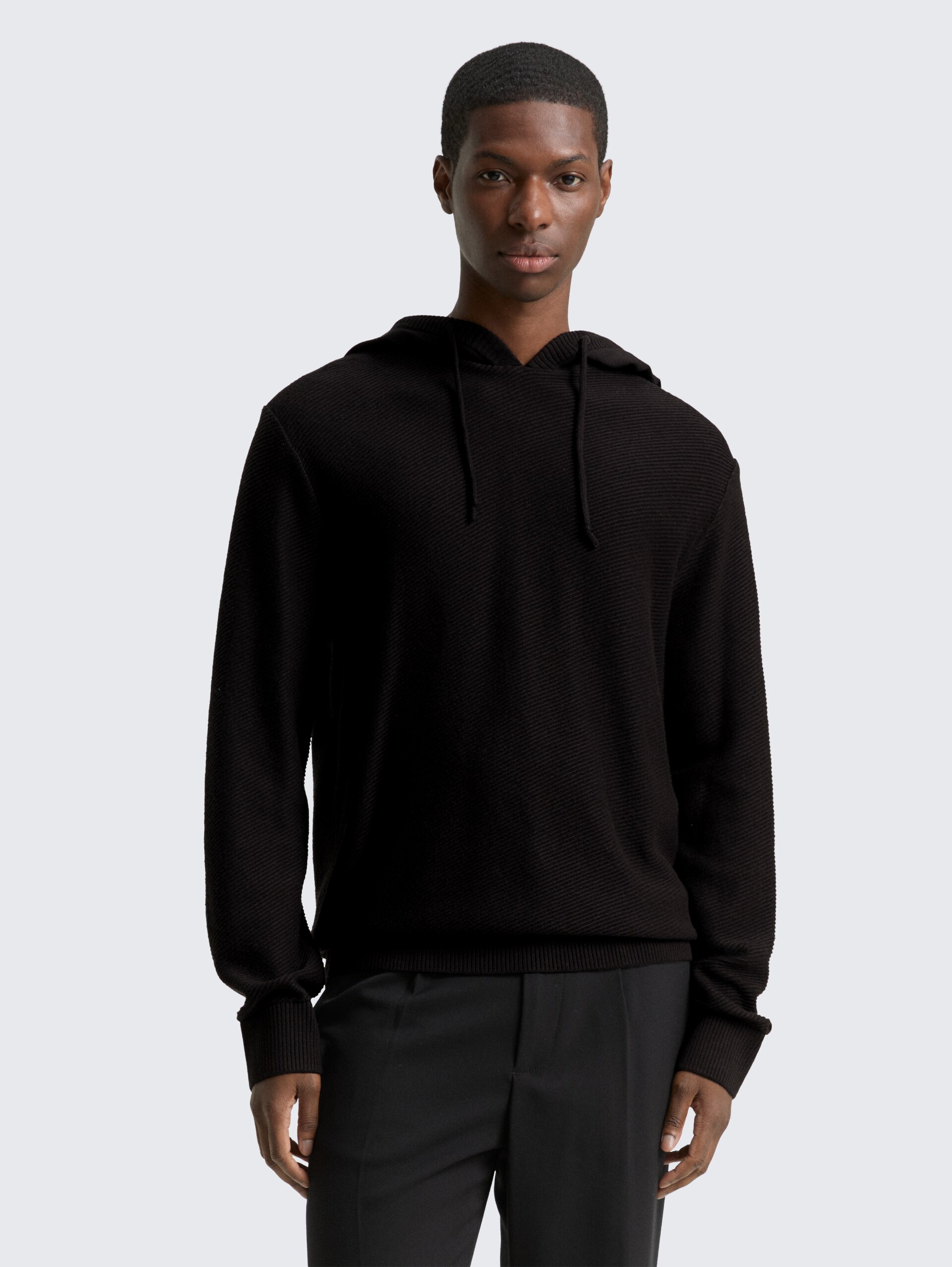 Strickpullover mit Kapuze - Black - Ausschnitt Model-Vorderansicht