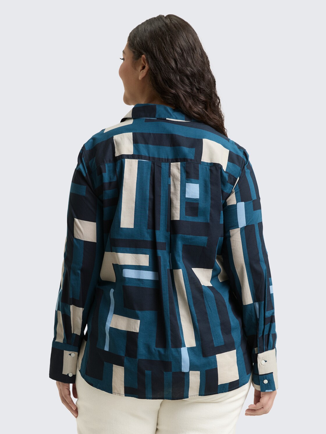 Plus Size - Hemdbluse mit Muster - teal geometric design - Auschnitt Model-Rückansicht