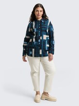 Plus Size - Hemdbluse mit Muster - teal geometric design - Model-Vorderansicht