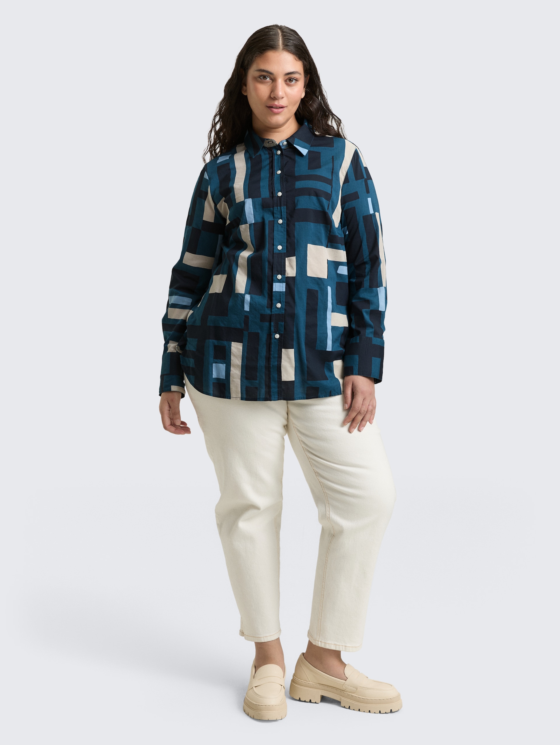 Plus Size - Overhemdblouse met patroon - teal geometric design - Model vooraanzicht