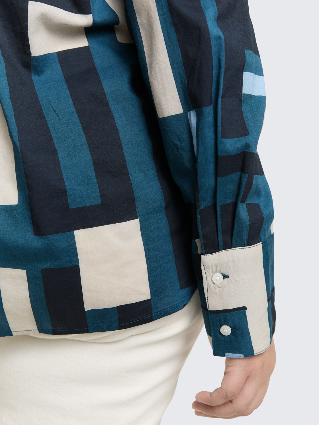 Plus Size - Hemdbluse mit Muster - teal geometric design - Detail-Model-Ansicht