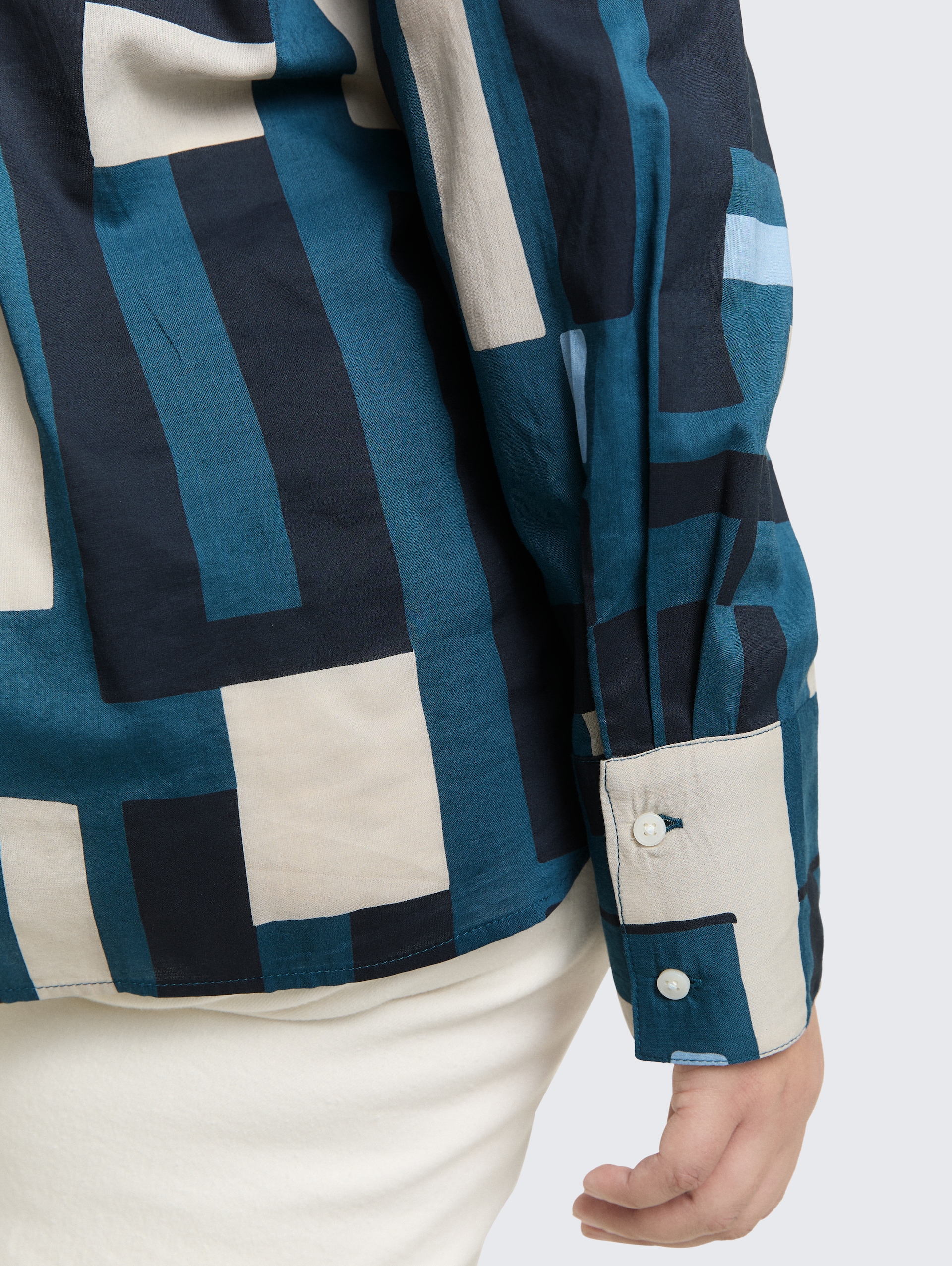 Plus Size - Overhemdblouse met patroon - teal geometric design - Detailaanzicht model