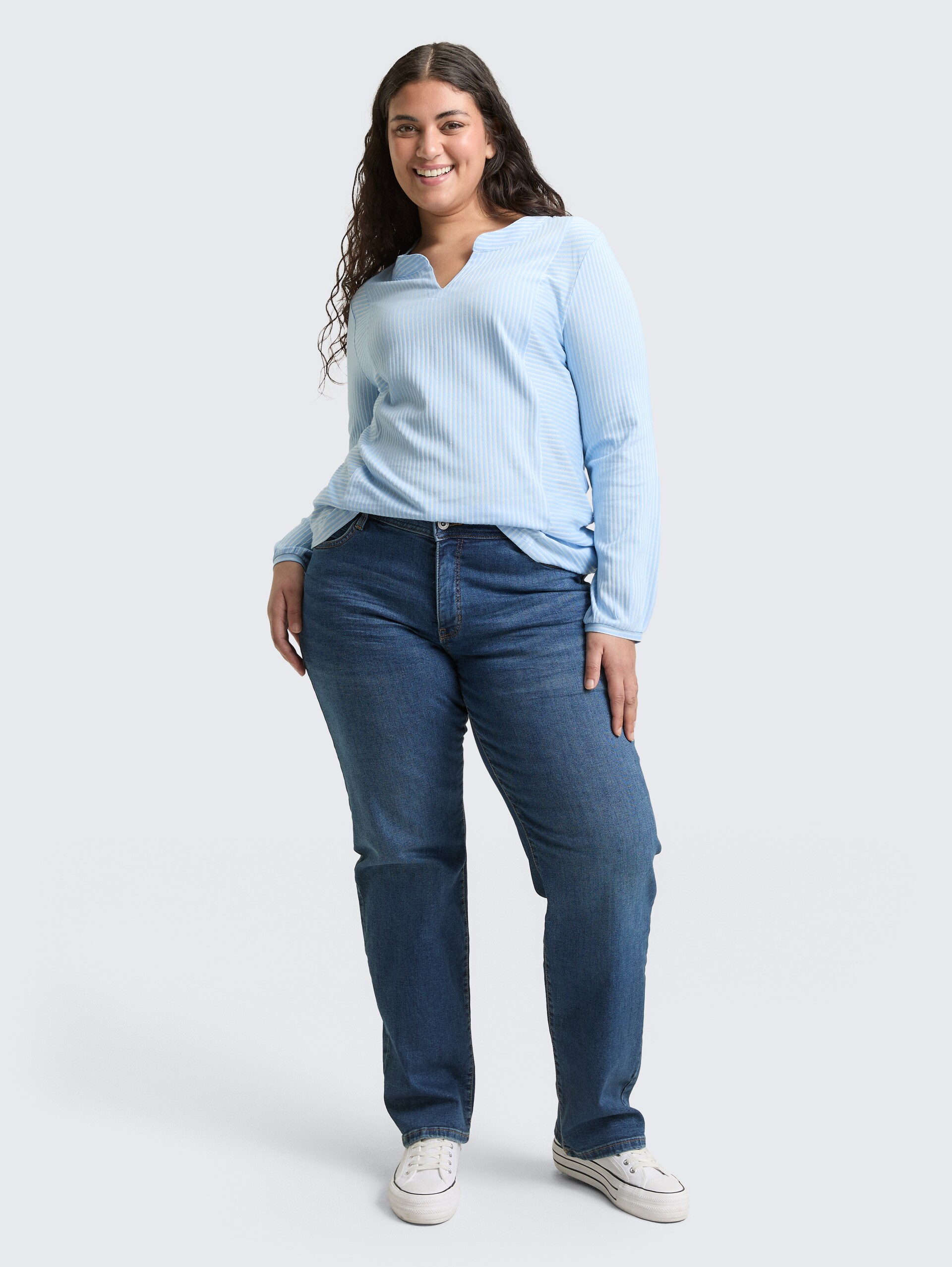 Plus Size - Straight jeans - Clean Mid Stone Blue Denim - Model vooraanzicht