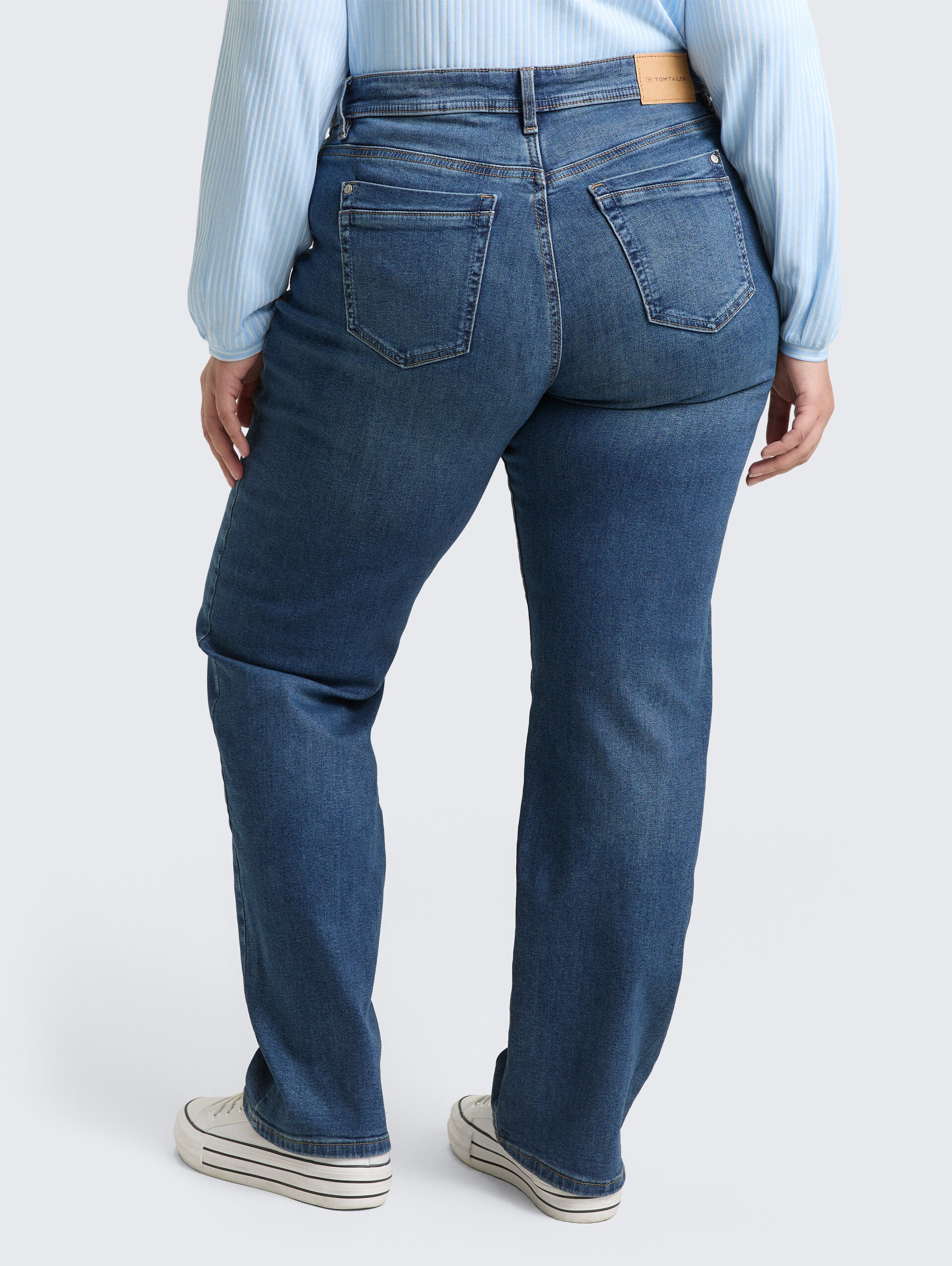 Plus Size - Straight jeans - Clean Mid Stone Blue Denim - Neklijn model-achteraanzicht