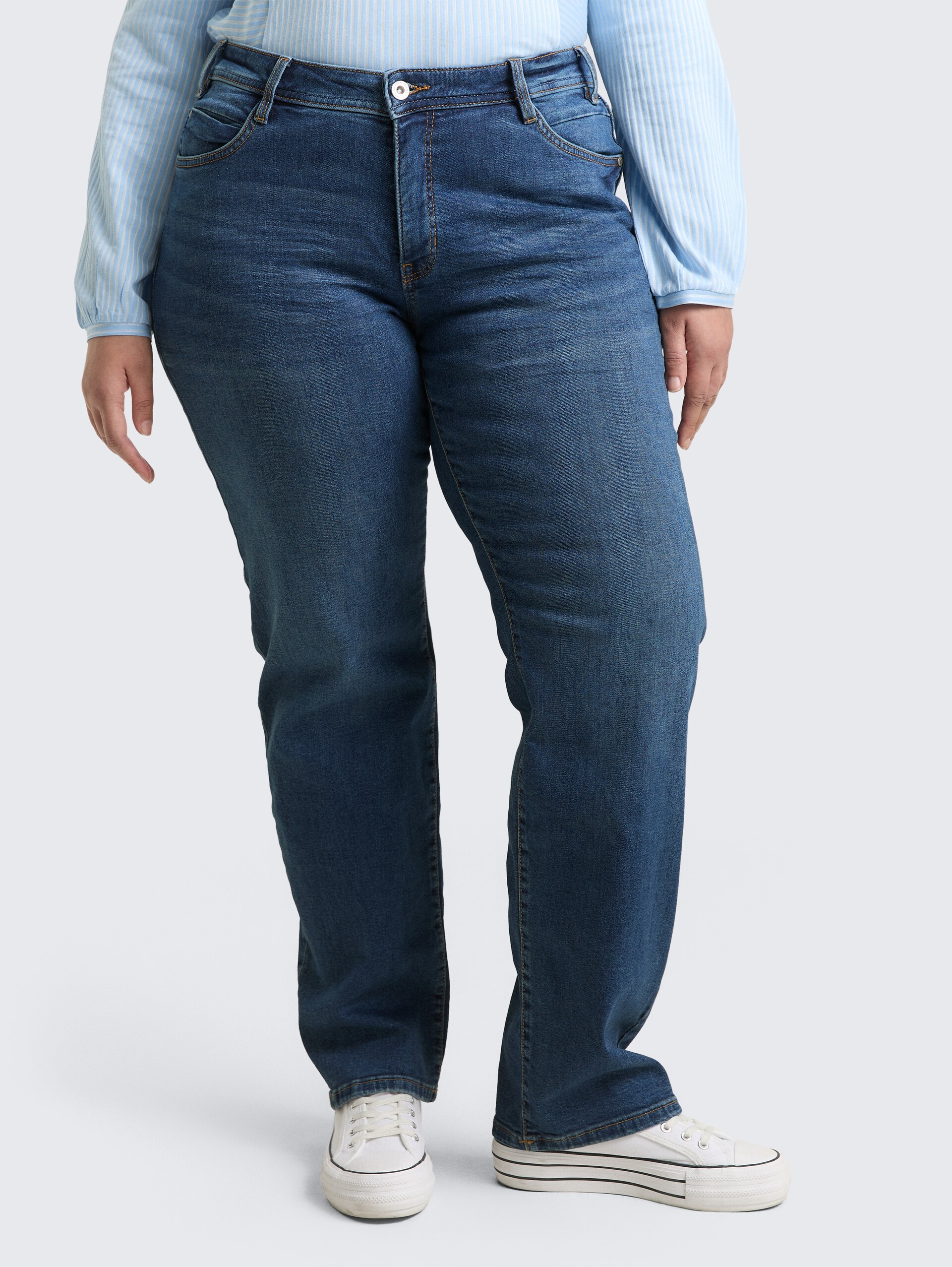 Plus Size - Straight jeans - Clean Mid Stone Blue Denim - Nek model vooraanzicht