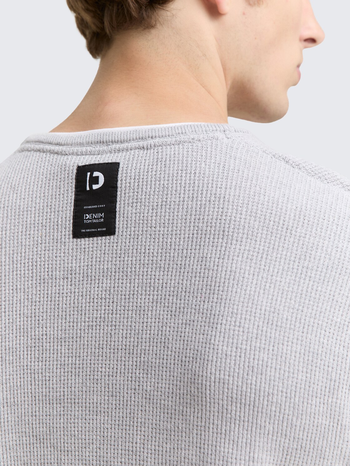 2-in-1 Strickpullover aus Baumwolle - Light Stone Grey Melange - Detail-Model-Ansicht