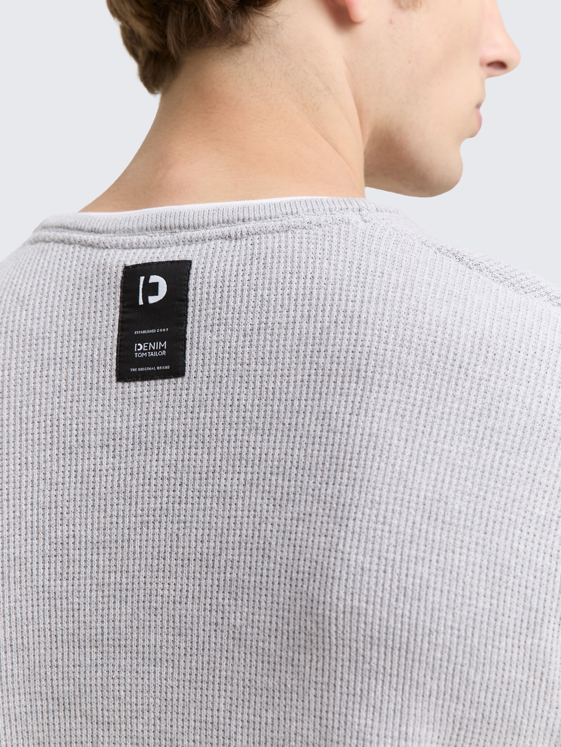 2-in-1 Strickpullover aus Baumwolle - Light Stone Grey Melange - Detail-Model-Ansicht