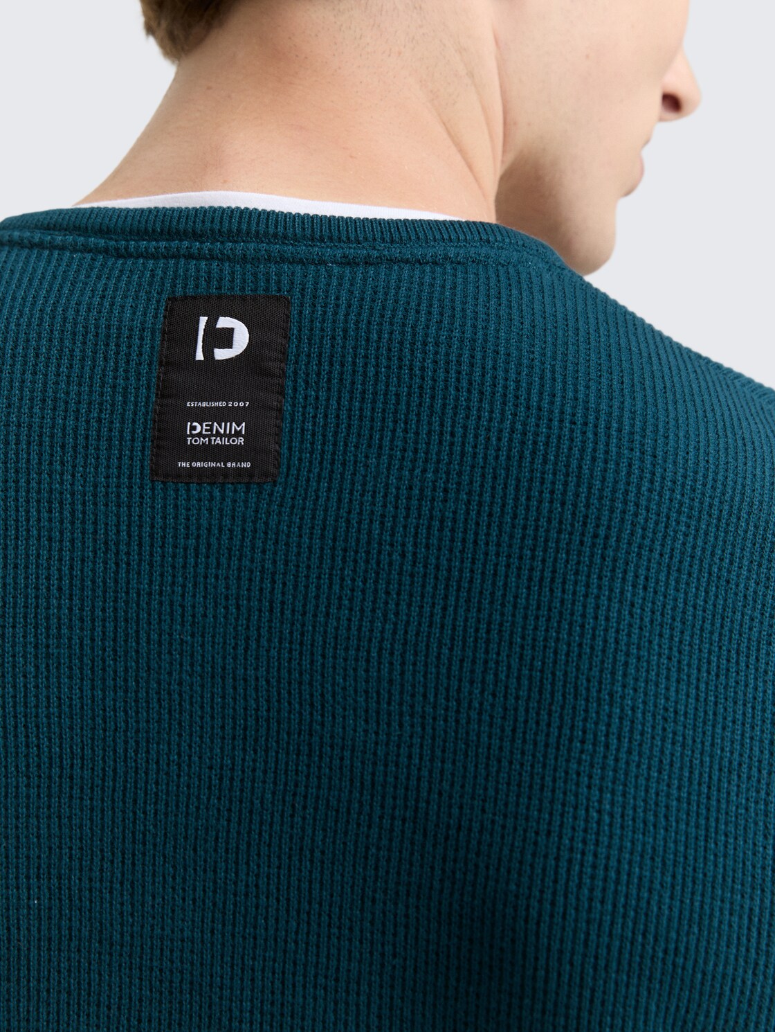 2-in-1 Strickpullover aus Baumwolle - deep pond green - Detail-Model-Ansicht