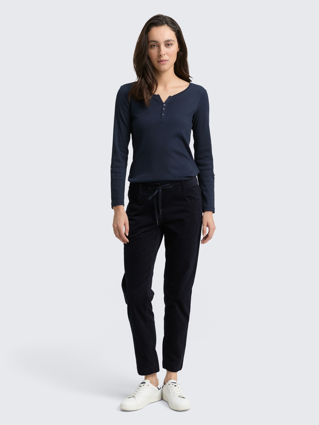 Tapered Relaxed Cordhose - Lunar Eclipse - Model-Vorderansicht