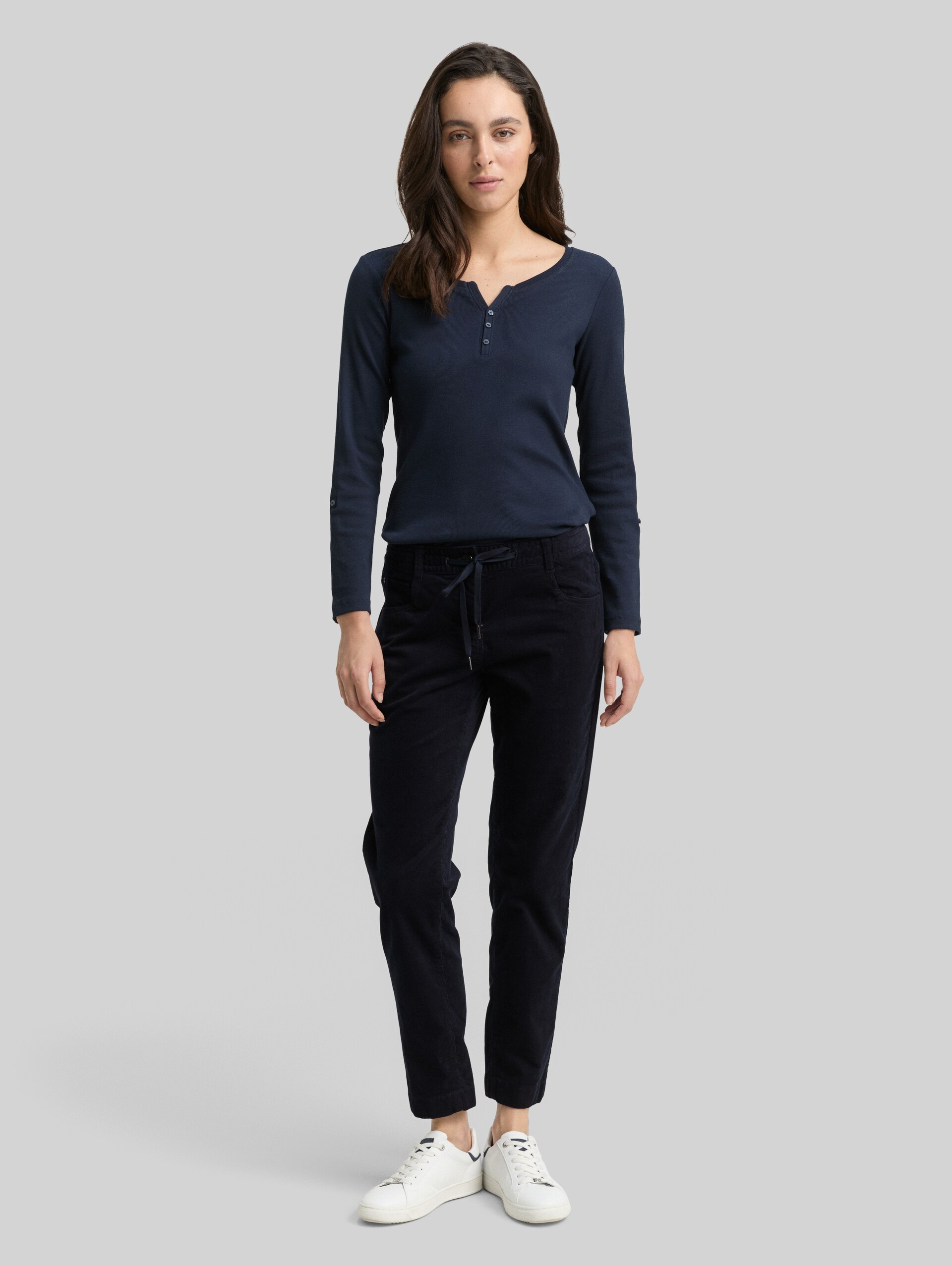 Tapered Relaxed Cordhose - Lunar Eclipse - Model-Vorderansicht