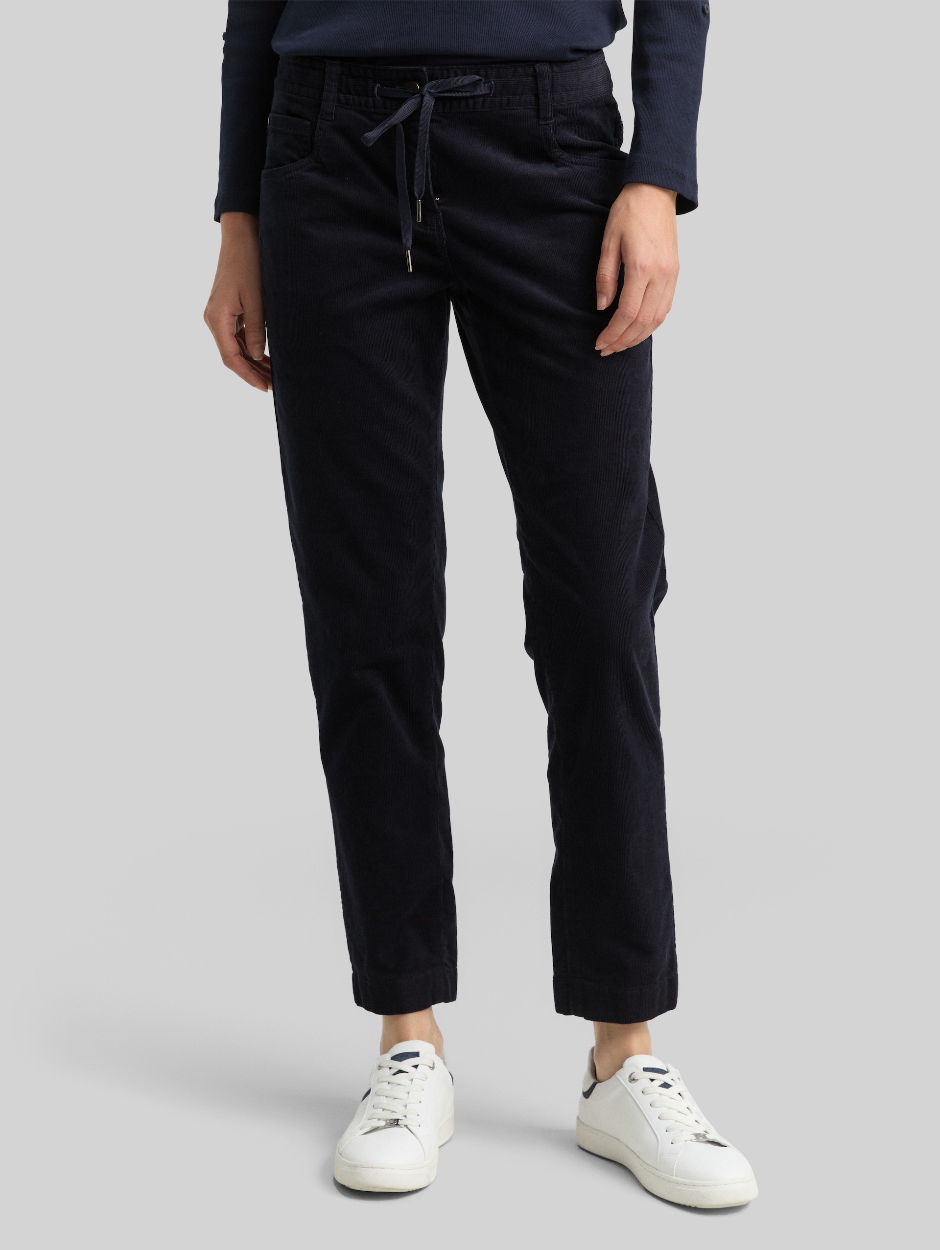 Tapered Relaxed Cordhose - Lunar Eclipse - Ausschnitt Model-Vorderansicht