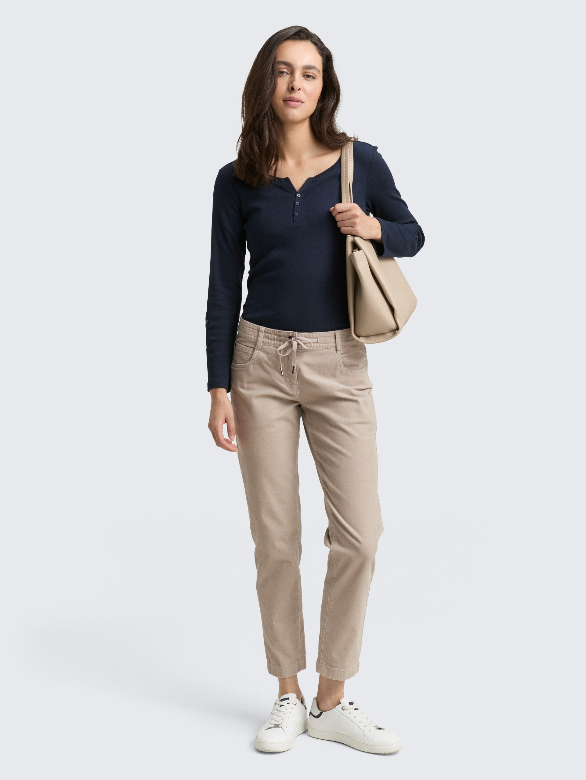 Tapered Relaxed Cordhose - soft taupe grey - Model-Vorderansicht