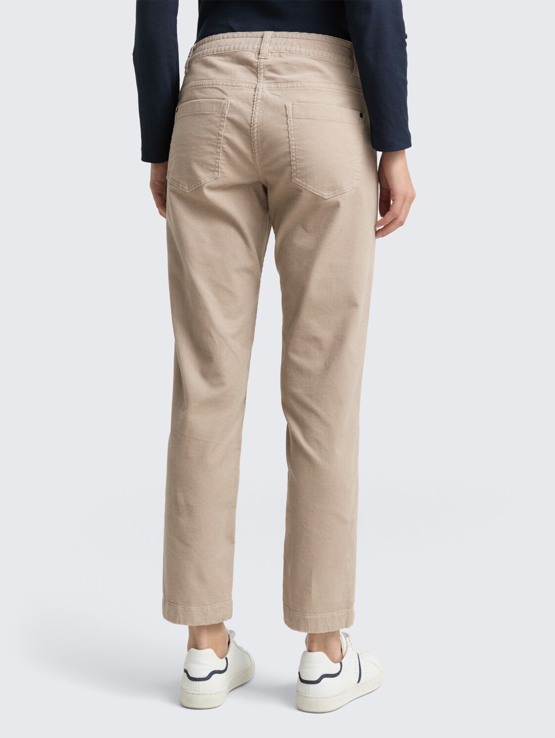 Tapered Relaxed Cordhose - soft taupe grey - Auschnitt Model-Rückansicht