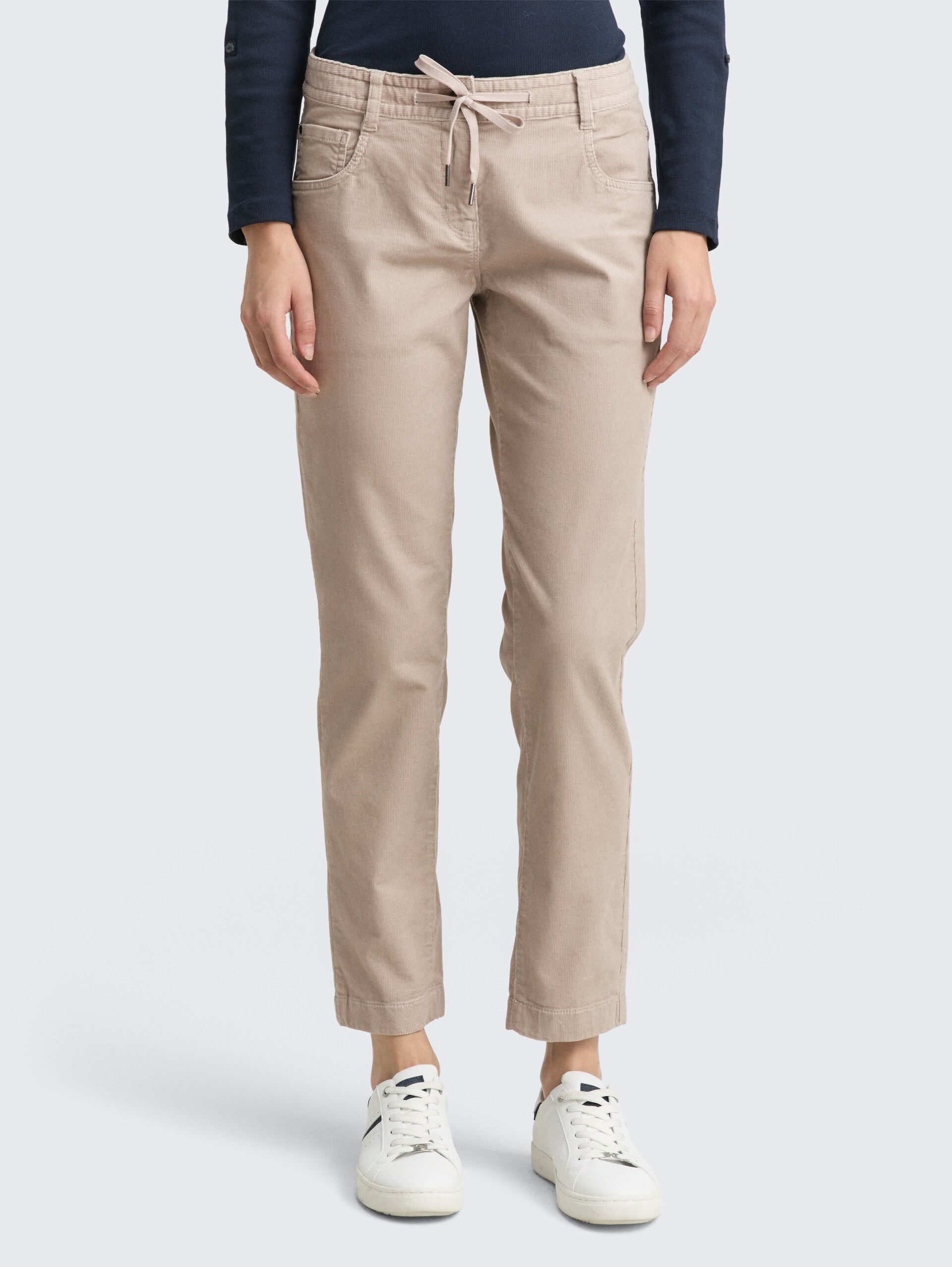 Tapered Relaxed Cordhose - soft taupe grey - Ausschnitt Model-Vorderansicht