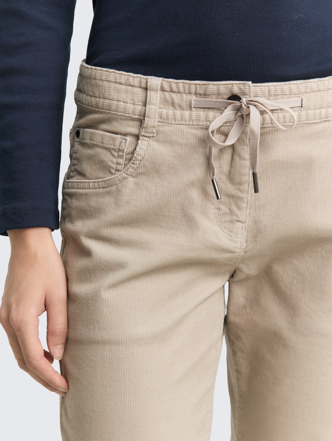 Tapered Relaxed Cordhose - soft taupe grey - Detail-Model-Ansicht