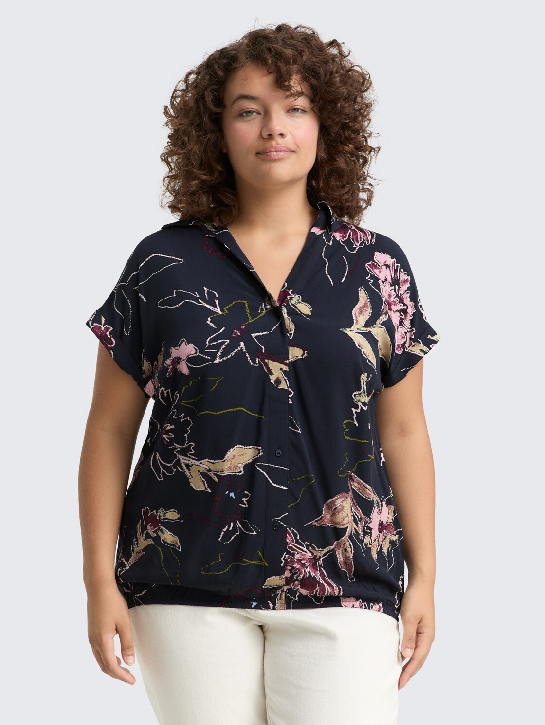 Plus Size - Bluse mit Blumenmuster - big flower design - Ausschnitt Model-Vorderansicht