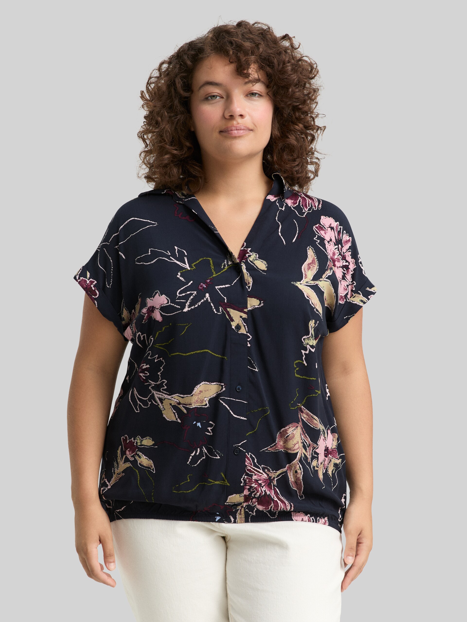 Plus Size - Blouse with floral pattern - big flower design - Neckline model front view