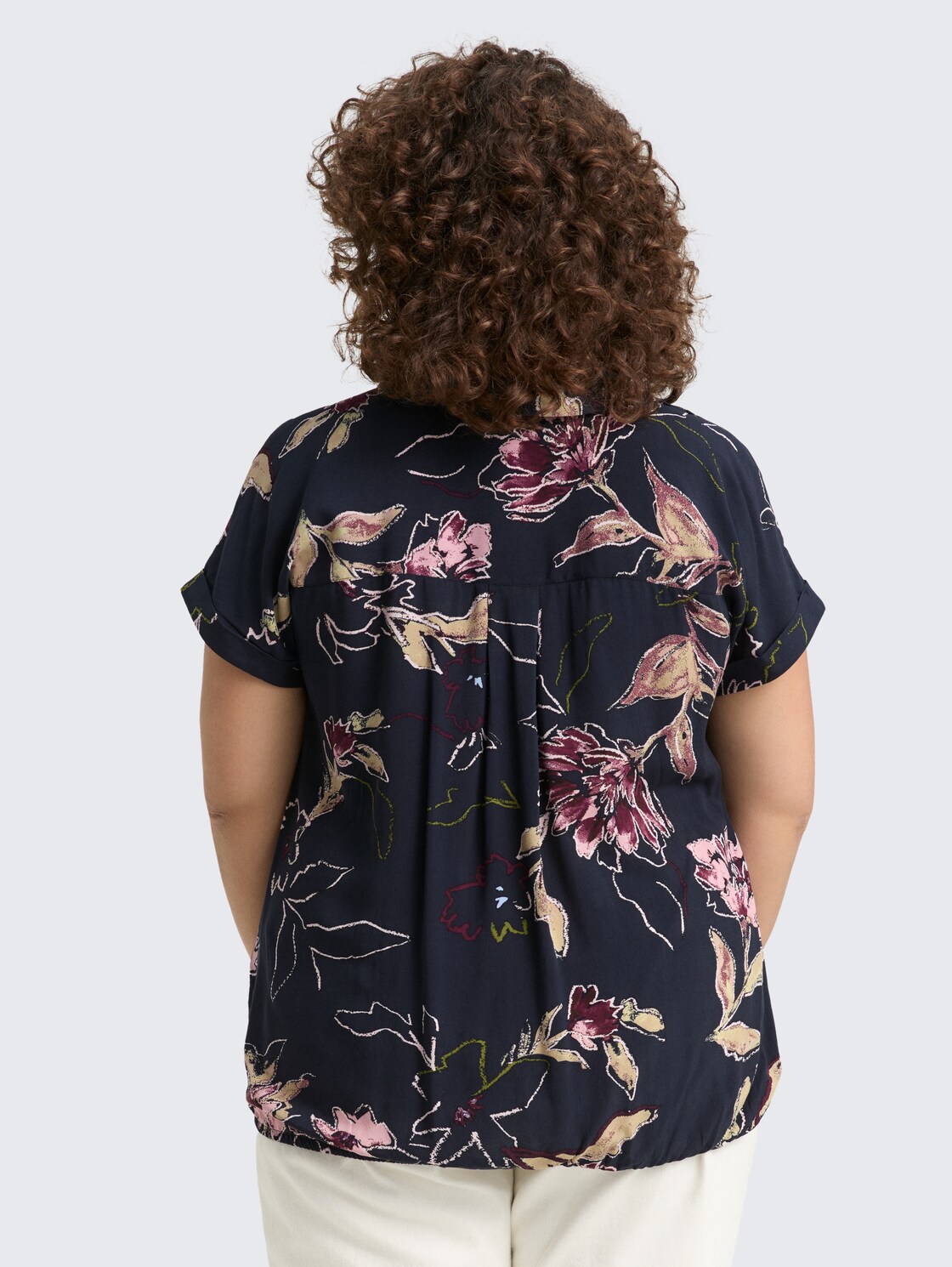 Plus Size - Bluse mit Blumenmuster - big flower design - Auschnitt Model-Rückansicht