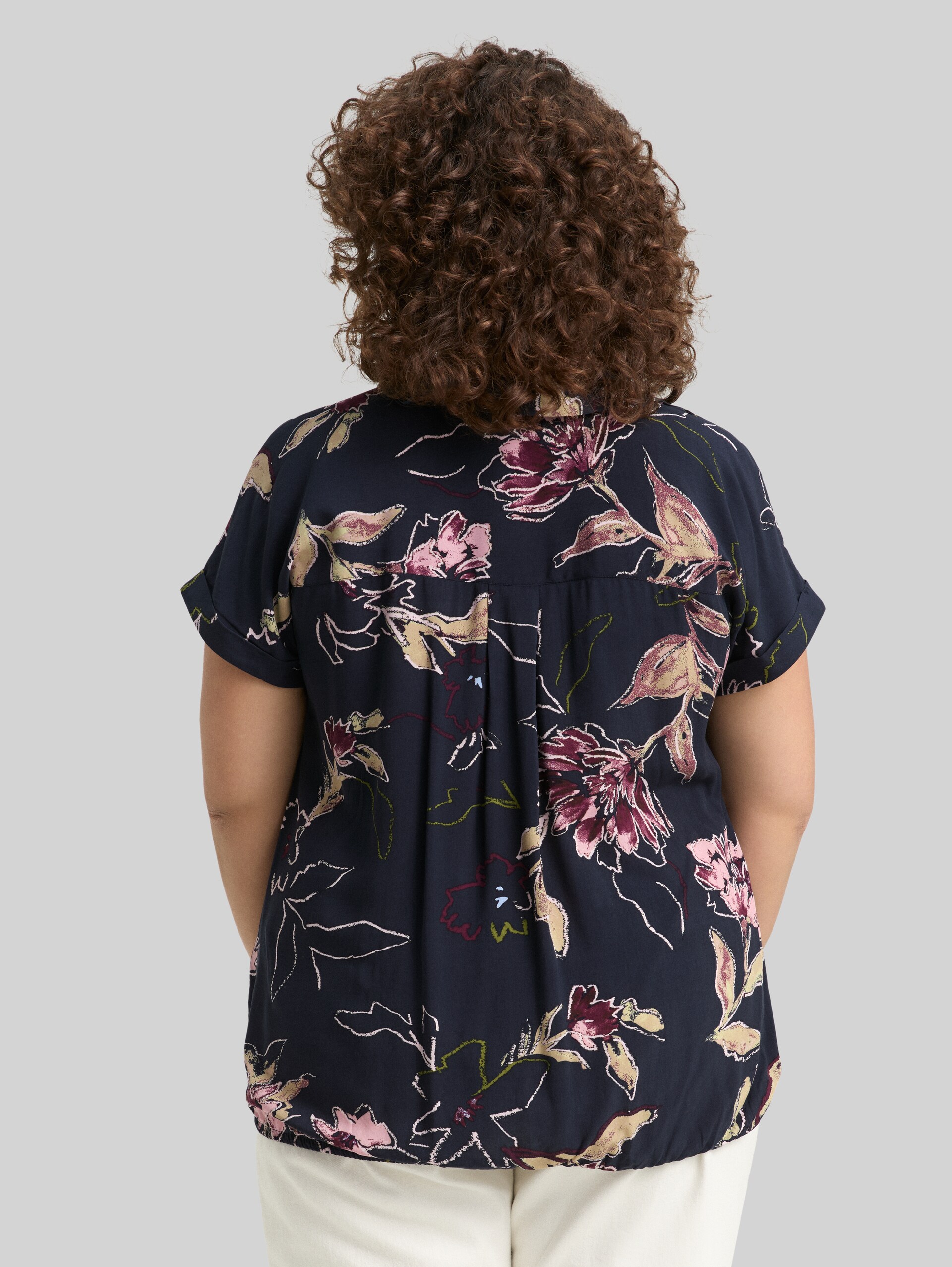 Plus Size - Blouse with floral pattern - big flower design - Neckline model-back view