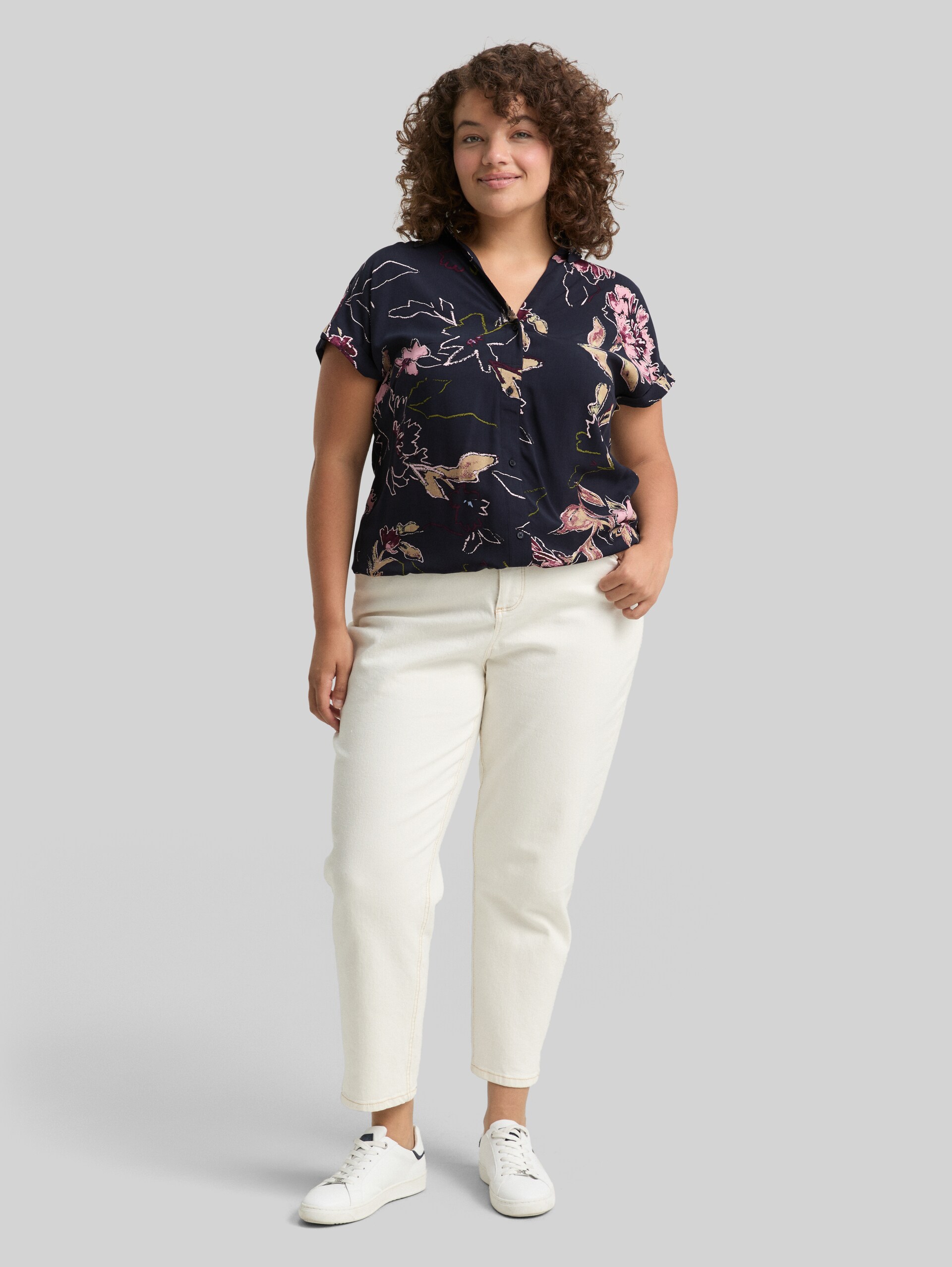 Plus Size - Blouse with floral pattern - big flower design - Model front view