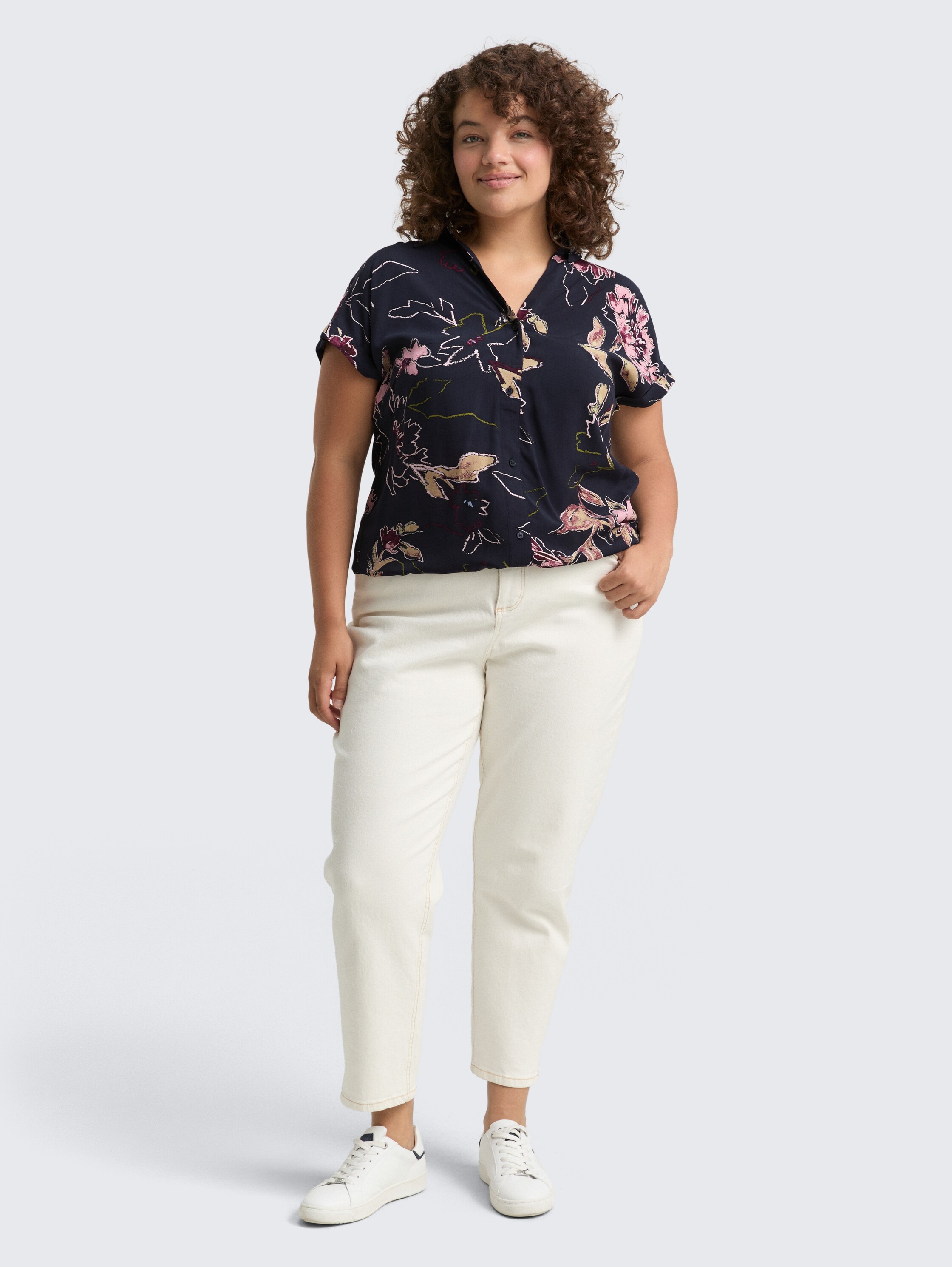 Plus Size - Bluse mit Blumenmuster - big flower design - Model-Vorderansicht