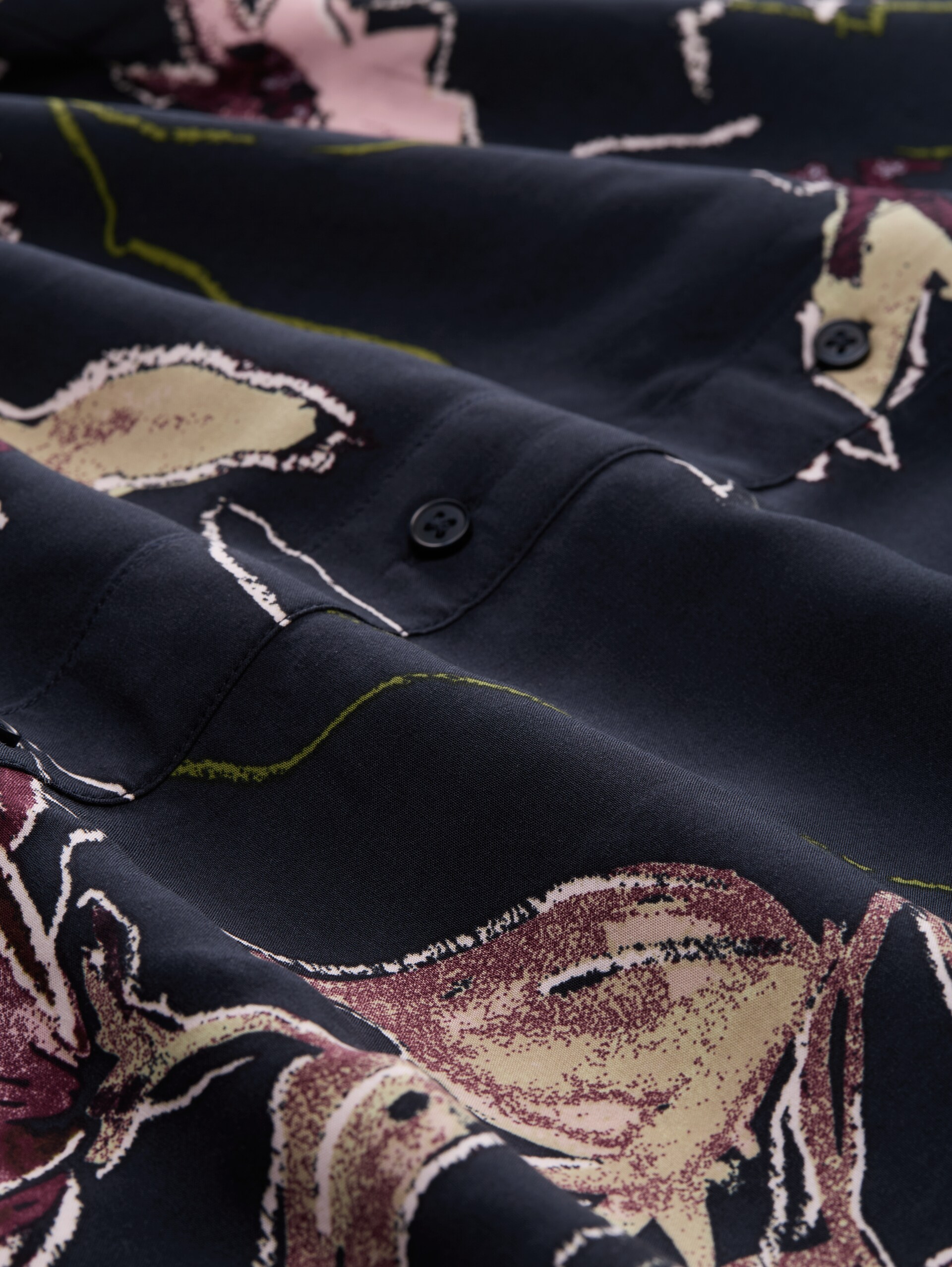 Plus Size - Blouse with floral pattern - big flower design - Material view