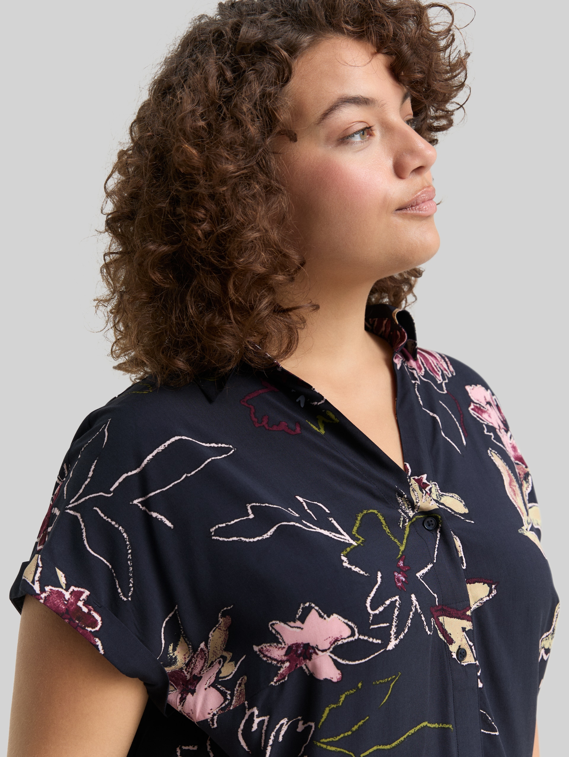 Plus Size - Blouse with floral pattern - big flower design - Detail model view