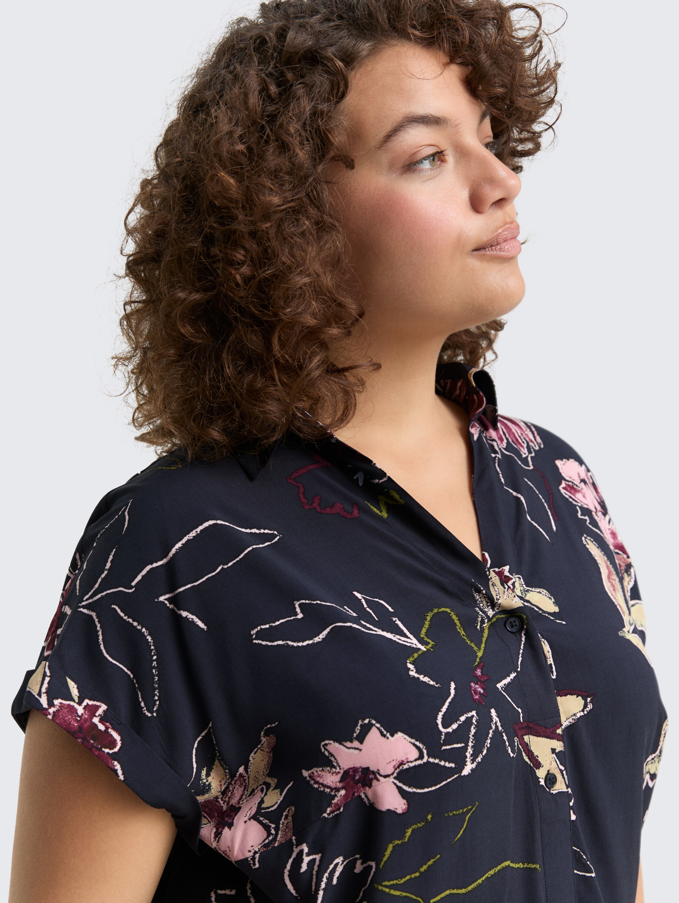 Plus Size - Bluse mit Blumenmuster - big flower design - Detail-Model-Ansicht