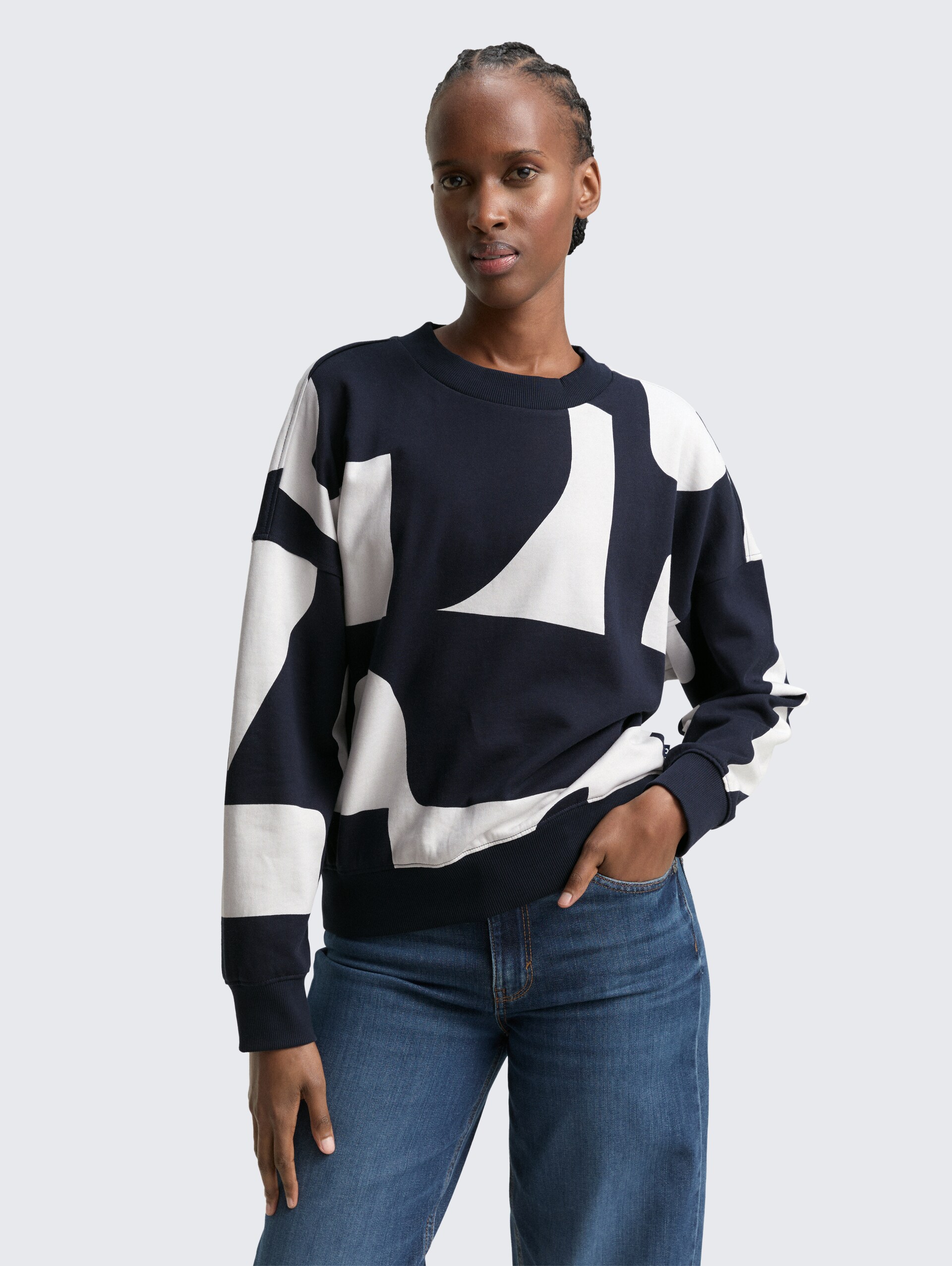 Loose Fit Sweatshirt mit Muster - navy white big scale print - Ausschnitt Model-Vorderansicht