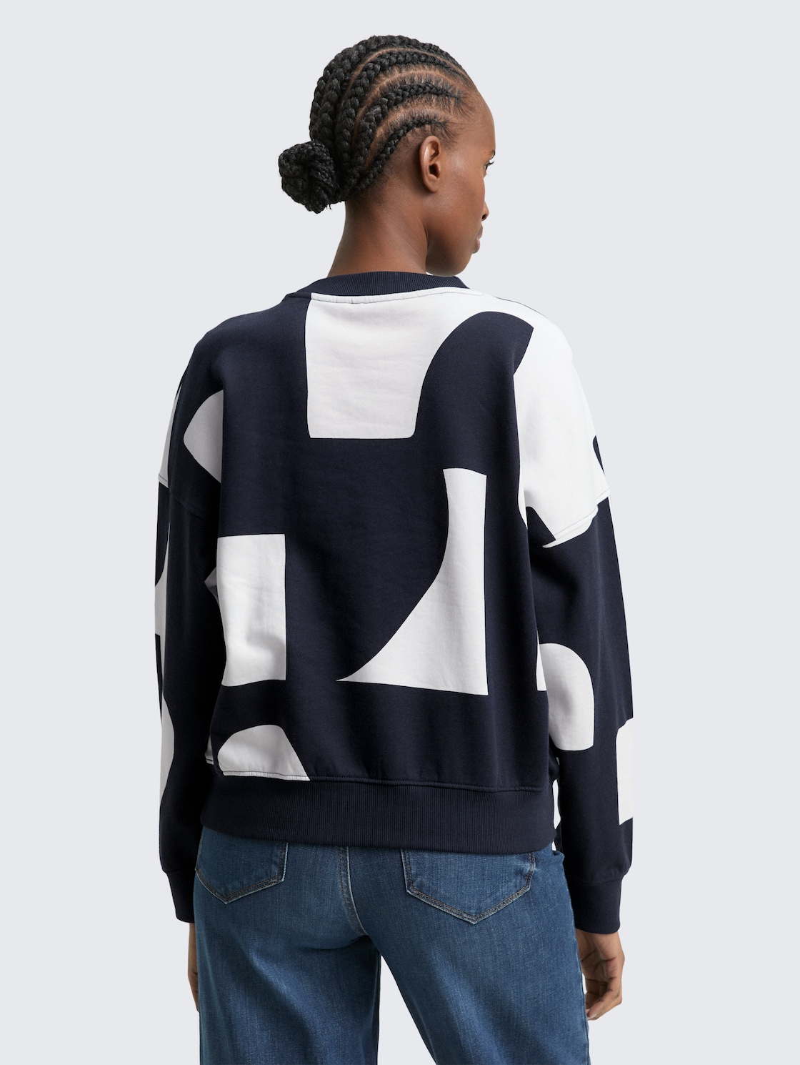 Loose Fit Sweatshirt mit Muster - navy white big scale print - Auschnitt Model-Rückansicht