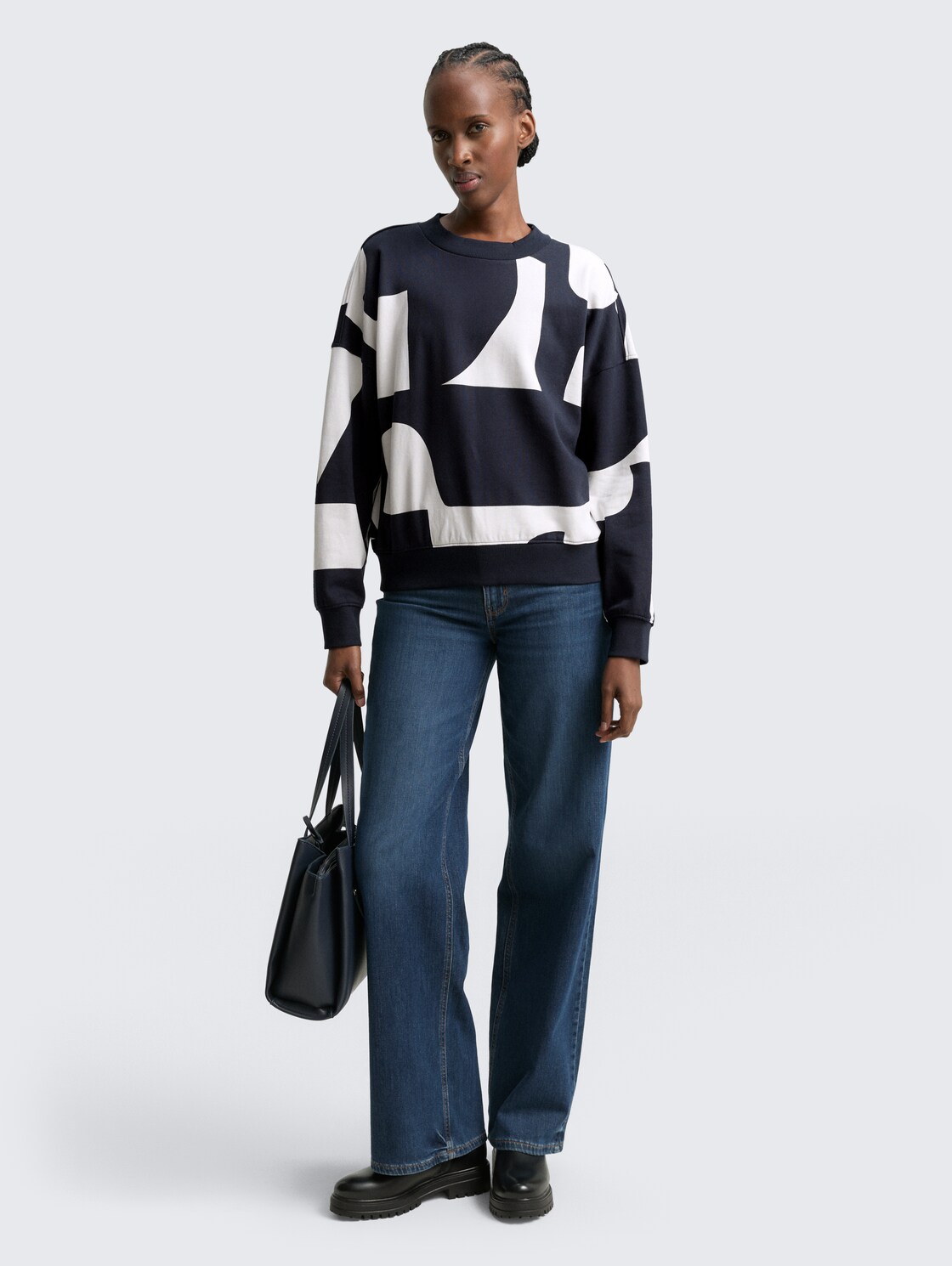 Loose Fit Sweatshirt mit Muster - navy white big scale print - Model-Vorderansicht