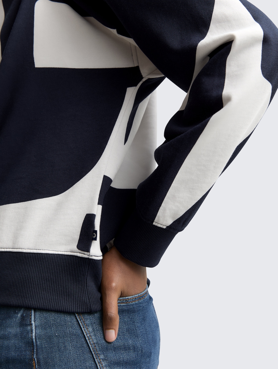 Loose Fit Sweatshirt mit Muster - navy white big scale print - Detail-Model-Ansicht