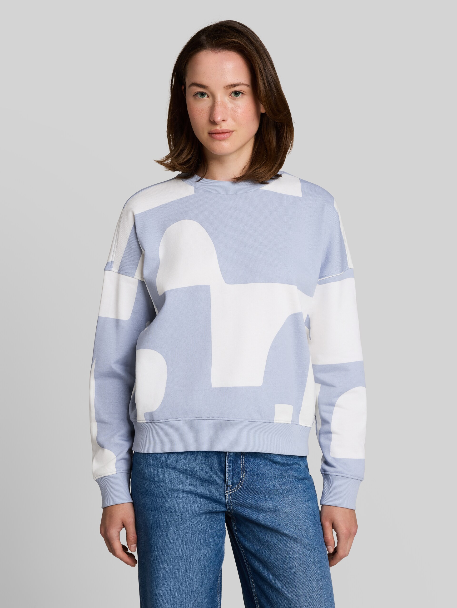 Loose Fit Sweatshirt mit Muster - foggy blue big scale print - Ausschnitt Model-Vorderansicht