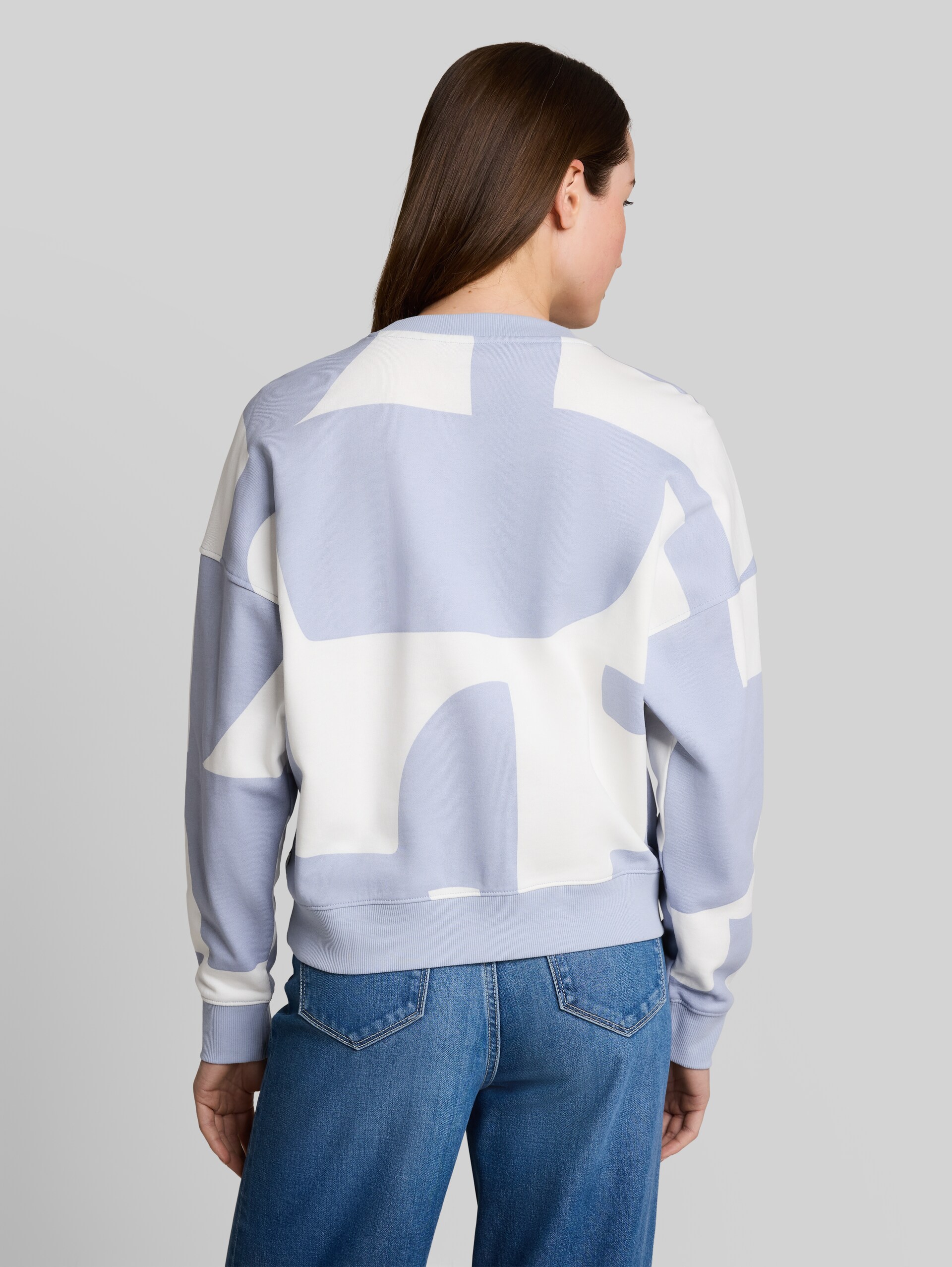 Loose Fit Sweatshirt mit Muster - foggy blue big scale print - Auschnitt Model-Rückansicht